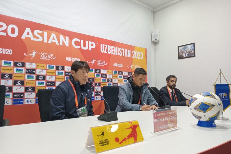 Pelatih Tim U-20 Indonesia Shin Tae Yong (kiri) menjawab pertanyaan para pewarta pada konferensi pers setelah pertandingan Grup A