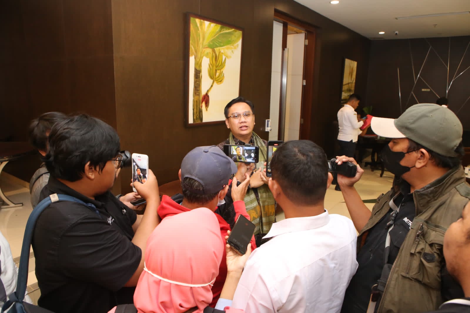 Anggota Ombusdman RI, Yeka Hendra Fatika, diwawancarai wartawan.