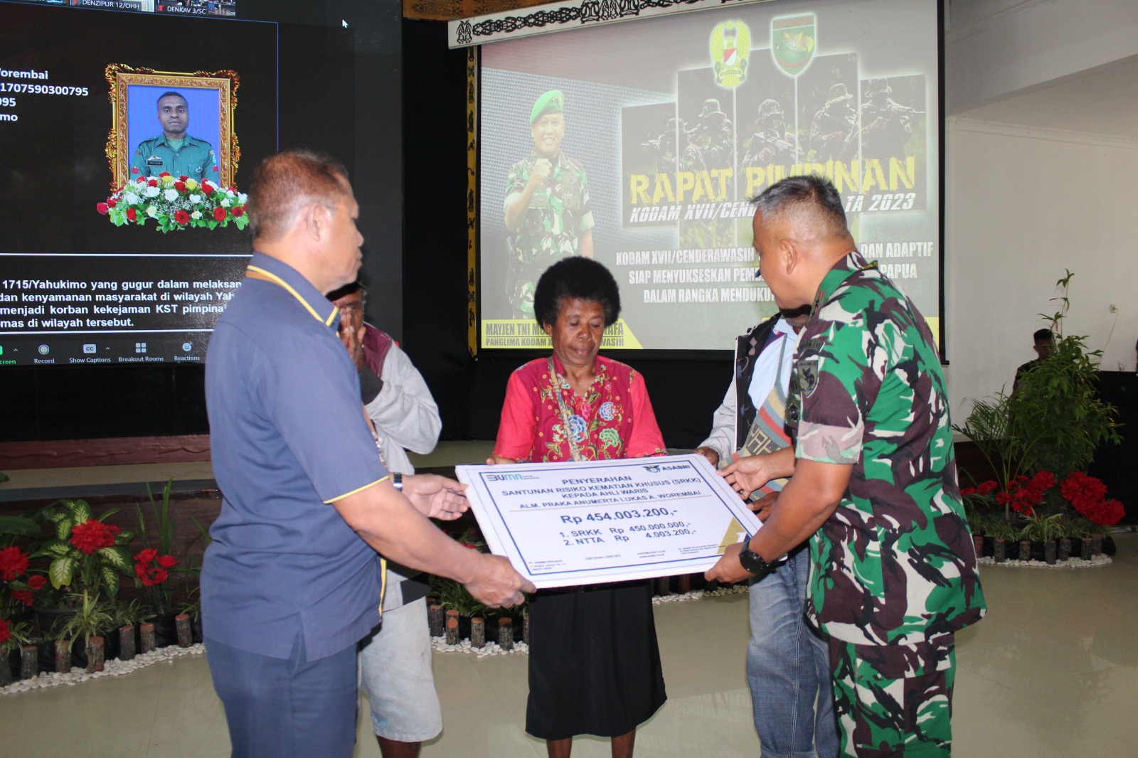 Penyerahan Program Jaminan Keselamatan Kerja (JKK) dari PT Asabri kepada ahli waris Praka (Anumerta) Lukas A Worembai.