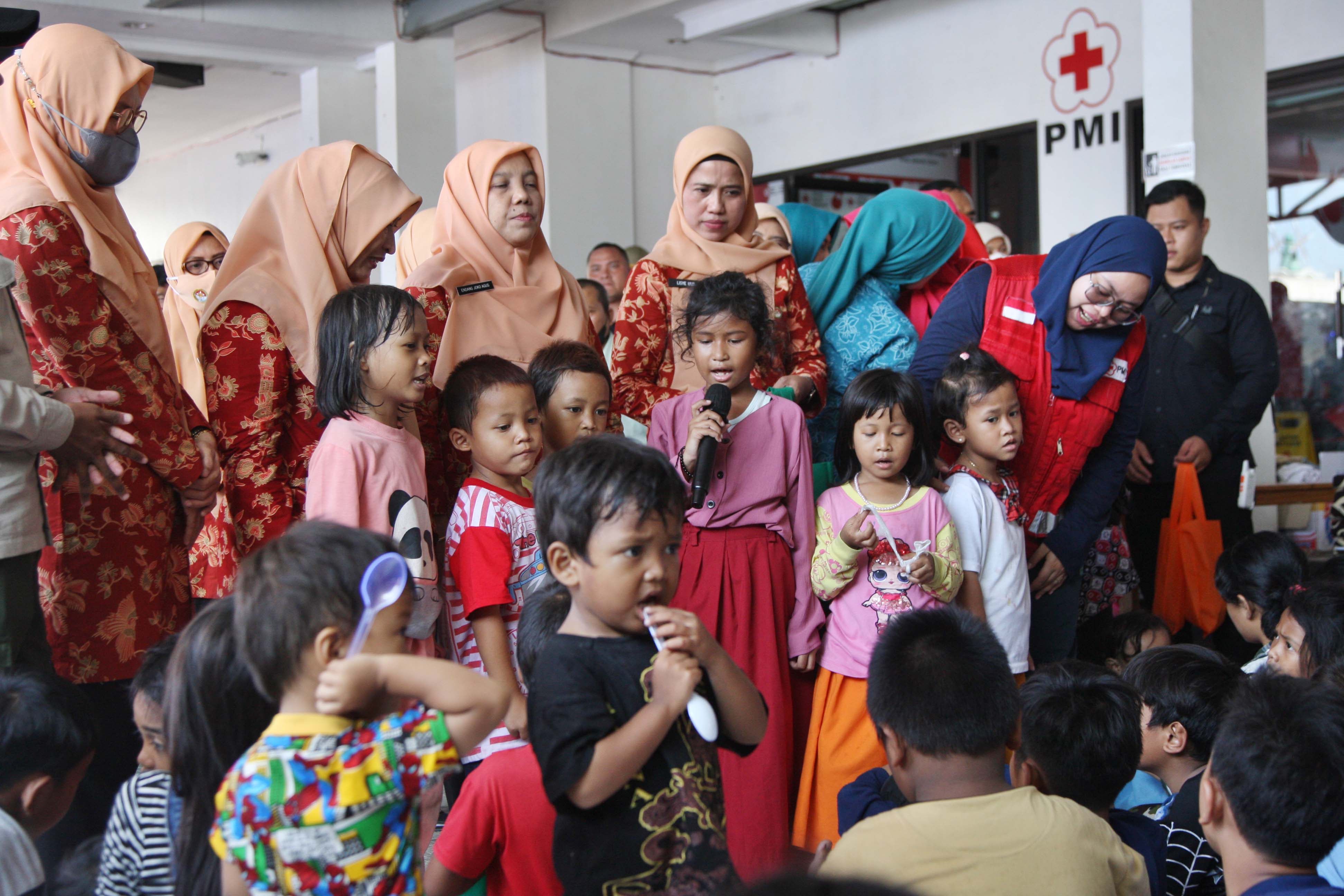 Anak-anak pengungsi korban kebakaran Depo Plumpang Pertamina mengikuti trauma healing (pemulihan trauma) di halaman kantor PMI Jakarta Utara