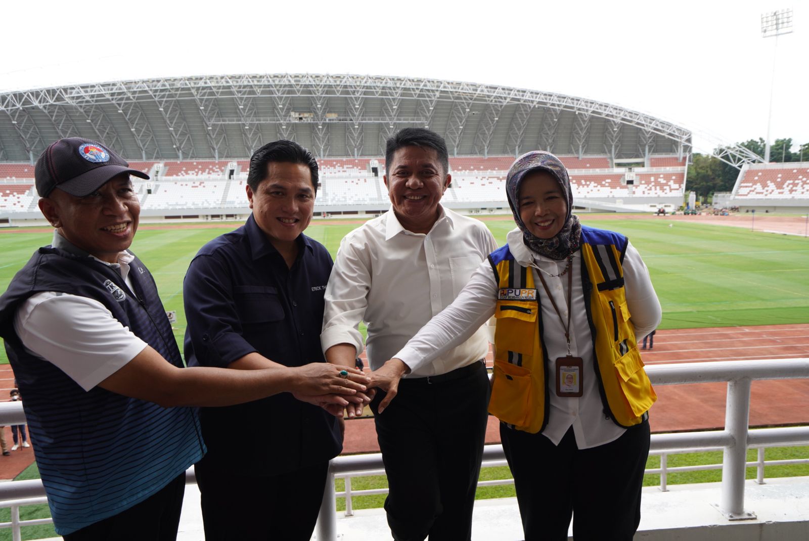 Kunjungan Ketua Umum PSSI Erick Thohir (tengah) ke Stadion Jakabaring, Sumsel, Sabtu (11/3).