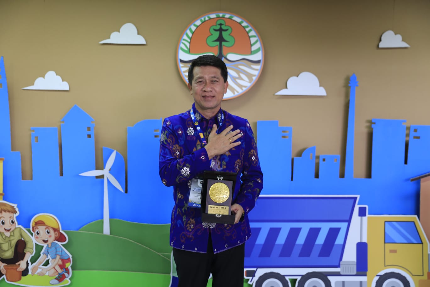 Bupati Klungkung I Nyoman Suwirta, dapat penghargaan Adipura kategori TPS3R terbaik oleh Kementerian Lingkungan hidup.