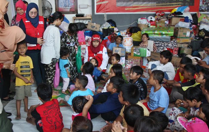 Anak-anak pengungsi korban kebakaran Depo Plumpang Pertamina mengikuti trauma healing (pemulihan trauma) di halaman kantor PMI Jakarta Utara