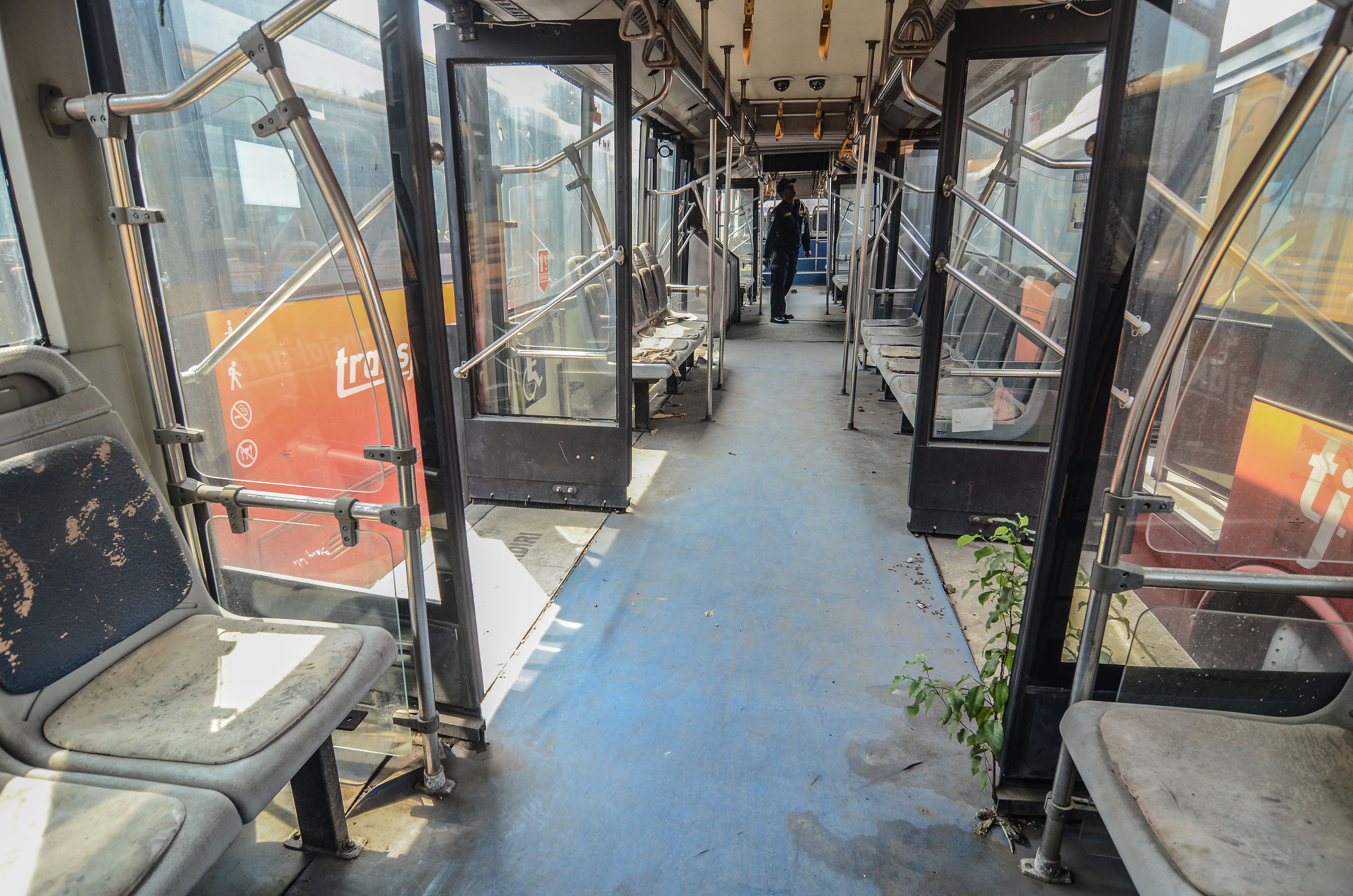 Bus Transjakarta yang rusak sudah terparkir di Terminal Pulogadung, Jakarta Timur, sejak Oktober 2017.