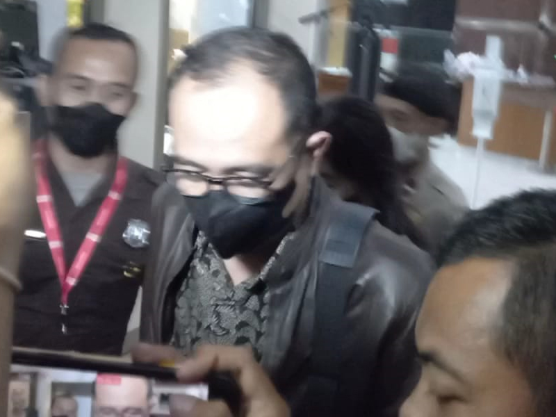 Rafael Alun Trisambodo dan istrinya usai pemeriksaan di KPK, Jumat (24/3).