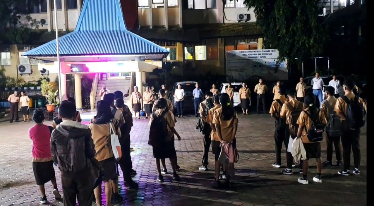 Sejumlah siswa kelas 12, SMA Negeri 1 Kupang, Nusa Tenggara Timur mengikuti apel di halaman sekolah pukul 05.00 Wita, Rabu (1/3).