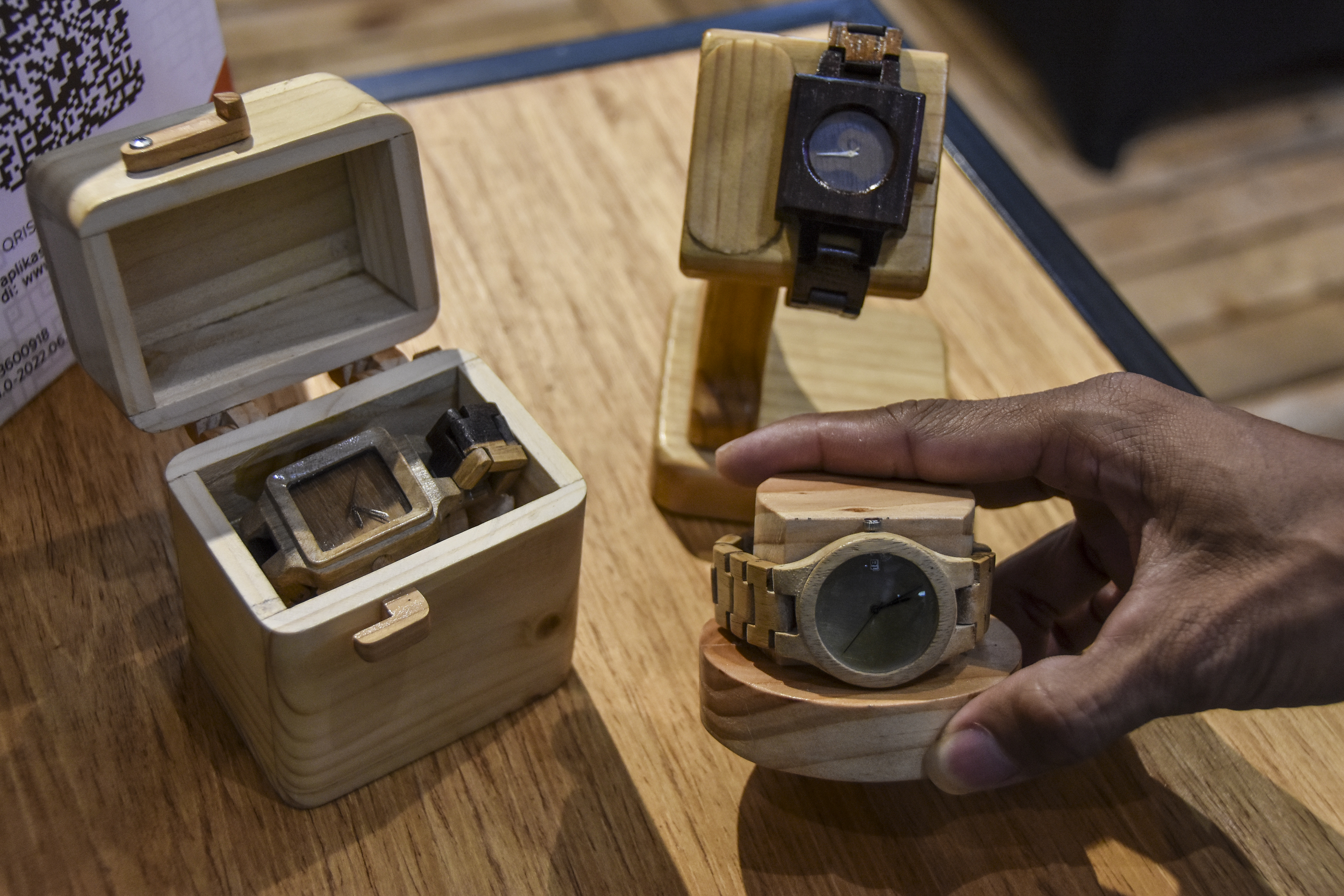 Produk jam tangan kayu dipamerkan di pameran Apresiasi Kreasi Indonesia (AKI) 2022 di Plaza Asia, Kota Tasikmalaya, Jawa Barat.