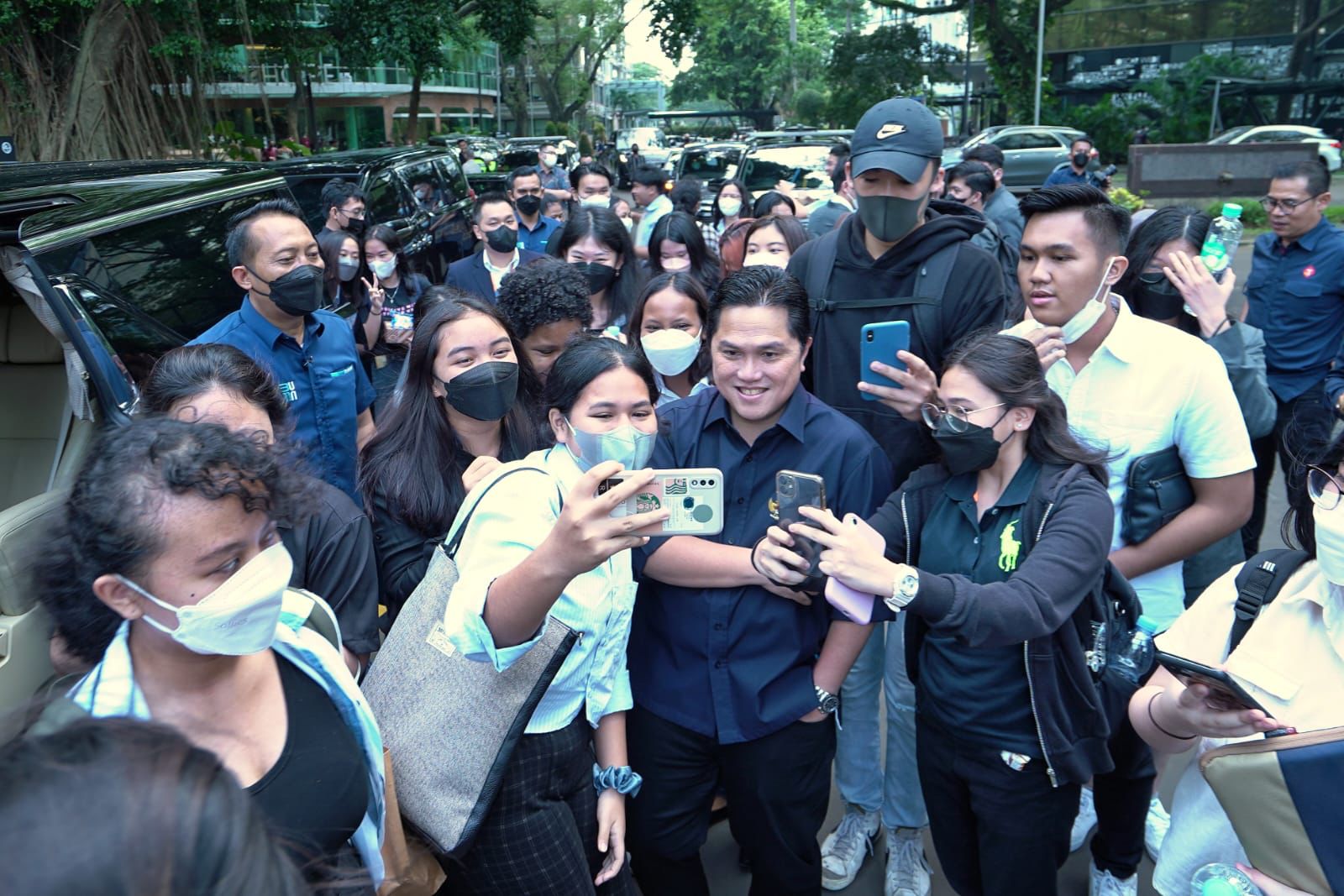 Menteri BUMN Erick Thohir melayani swafoto bersama mahasiswa