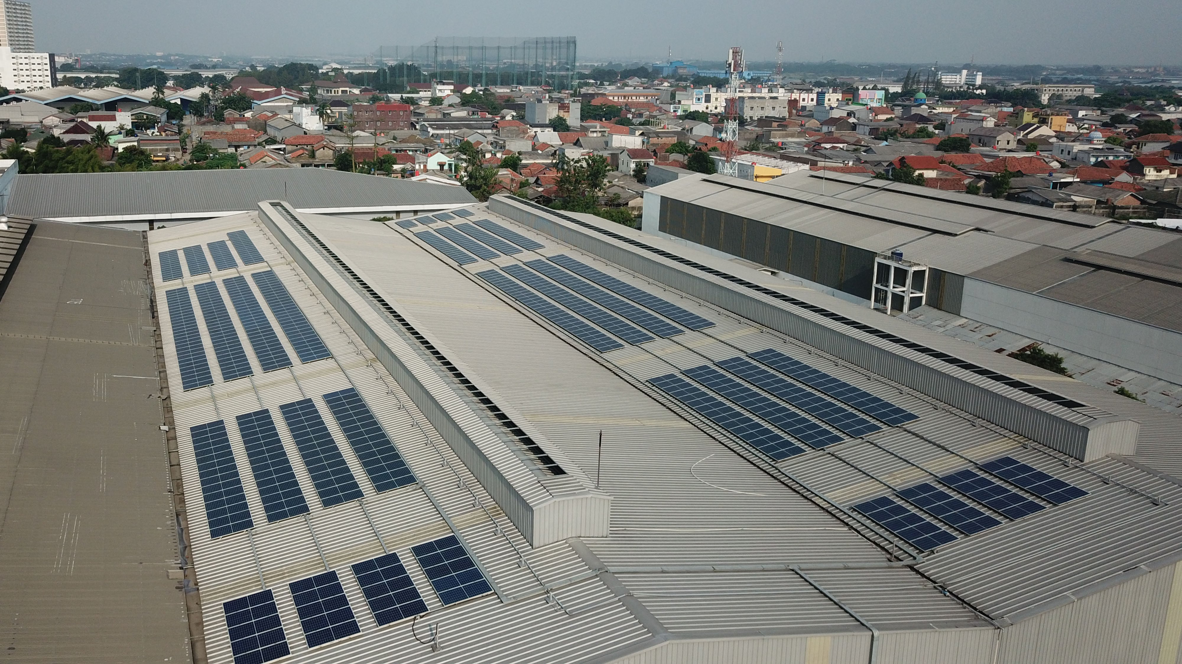 Foto udara panel surya di atap pabrik Schneider Electric di Cikarang, Kabupaten Bekasi, Jawa Barat, Kamis (28/7/2022).