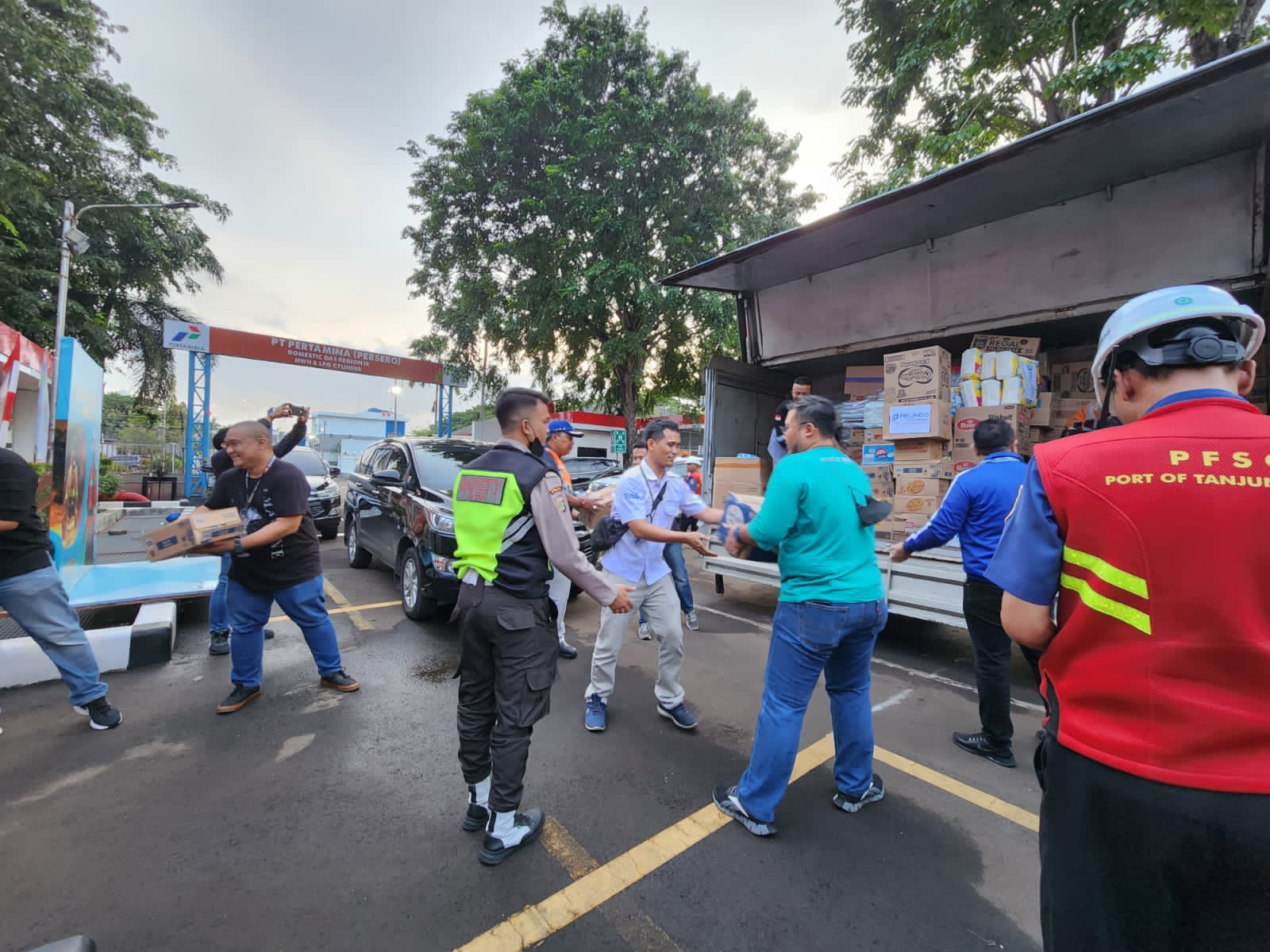 Pelindo menurunkan tim tanggap darurat membantu memenuhi kebutuhan awal warga korban kebakaran Depo Pertamina Plumpang, Koja, Jakut.