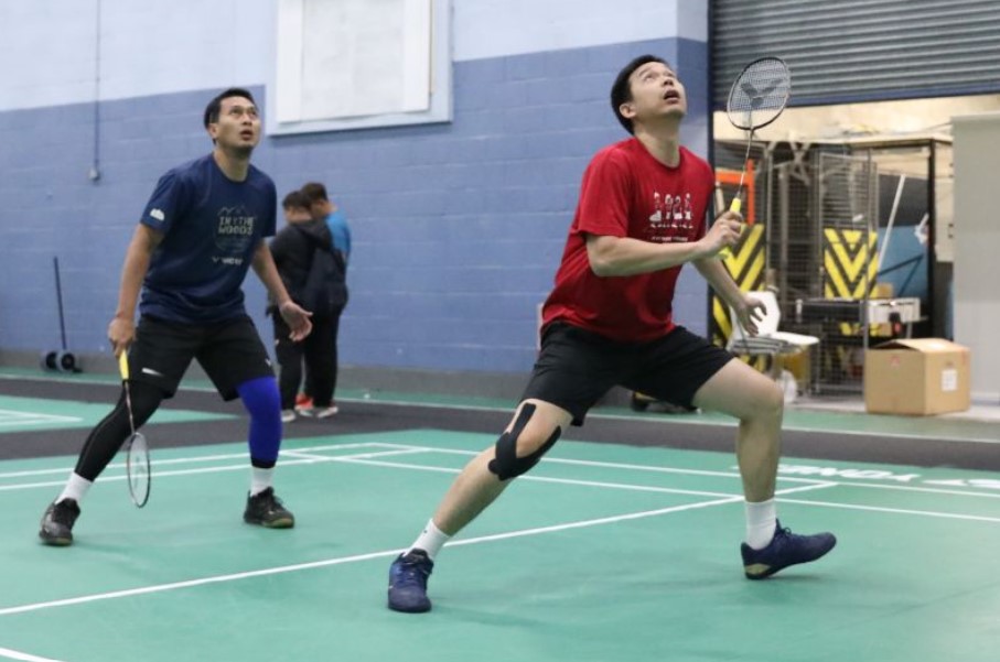 Ganda putra Hendra Setiawan/Mohammad Ahsan saat menjalani latihan perdana All England 2023 di Birmingham, Inggris, Minggu (12/3).
