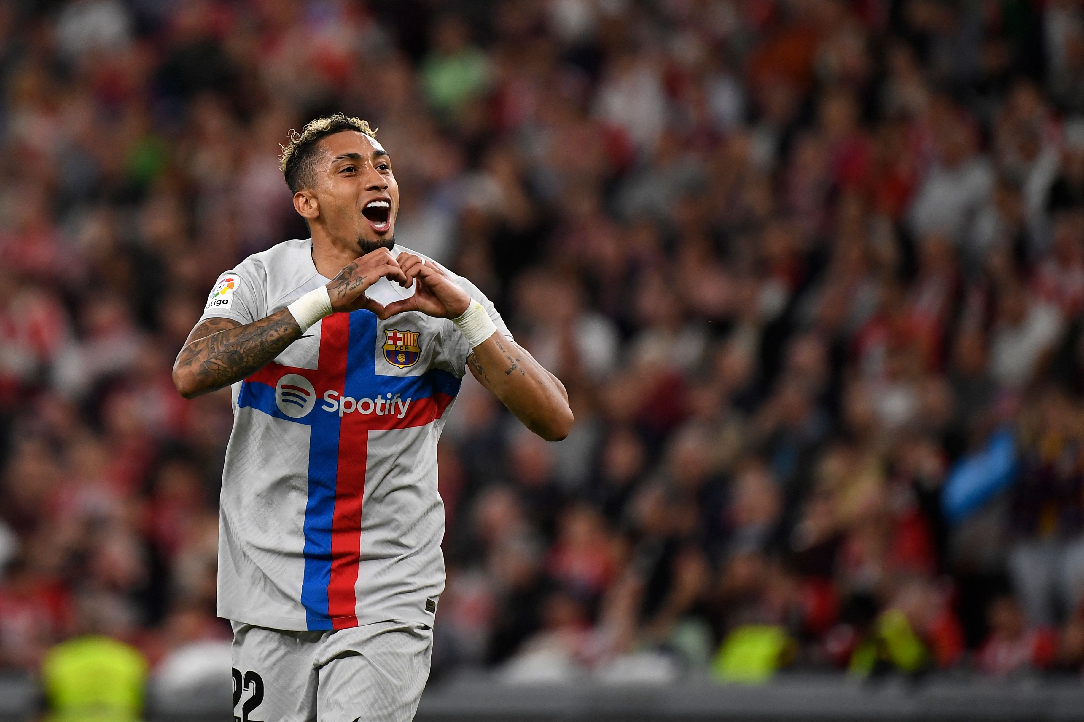 Penyerang Barcelona Raphinha melakukan selebrasi usai mencetak gol ke gawang Athletic Bilbao di laga La Liga.