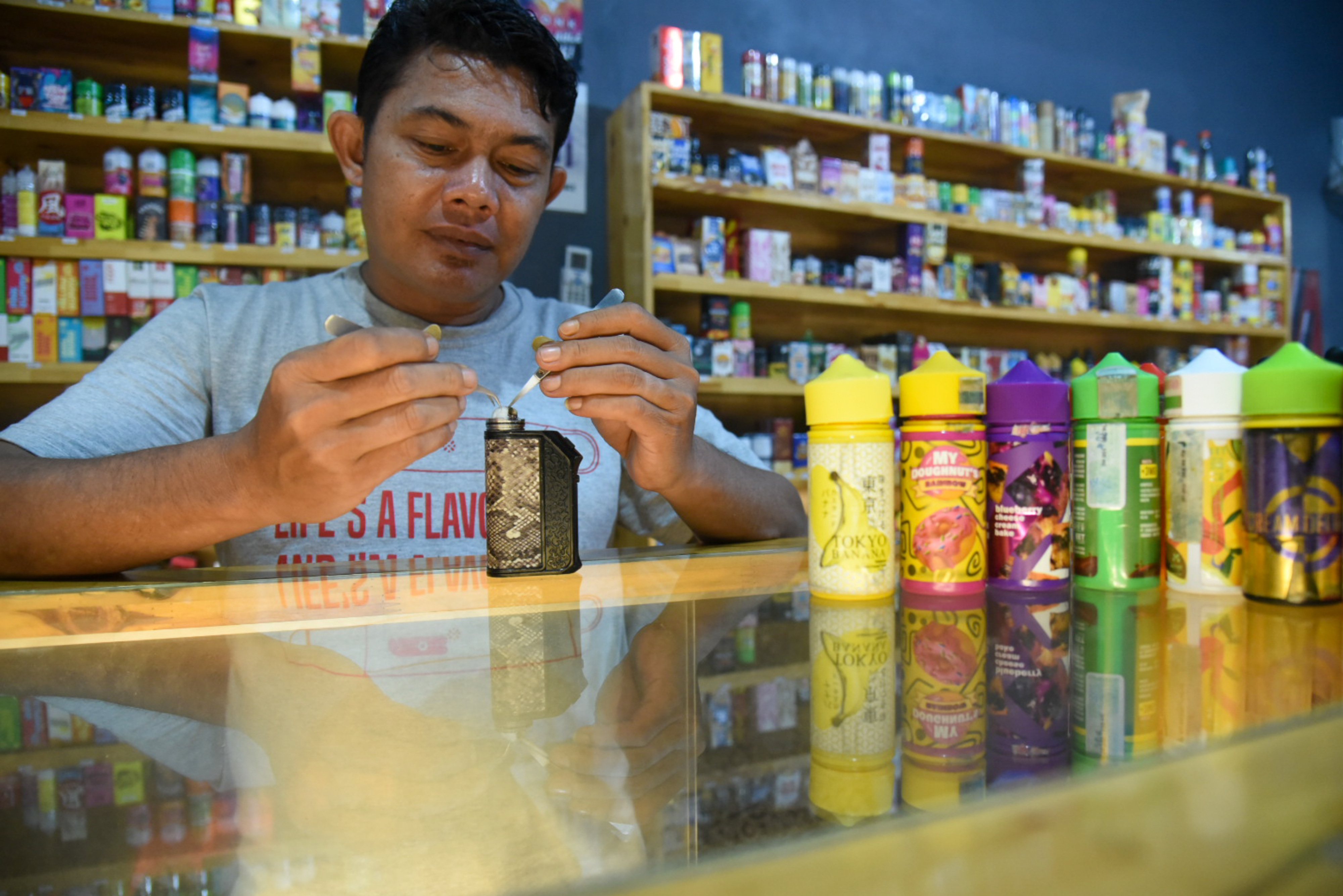 Ilustrasi: penjual mengganti kapas rokok elektrik di salah satu toko di Jalan Bromo, Medan, Sumatera Utara.