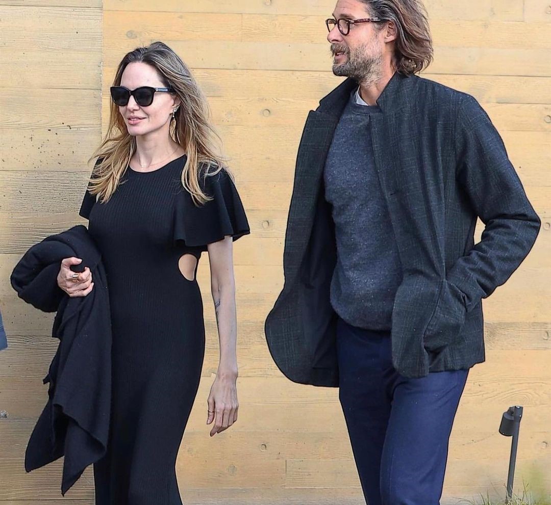 Angelina Jolie (kiri) dan David Mayer de Rothschild (kanan).
