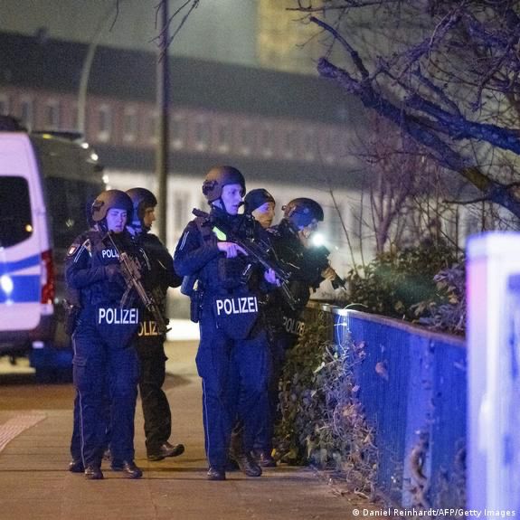 Petugas kepolisian berjaga di sekitar Gereja Saksi Yehuwa, Hamburg, Jerman,