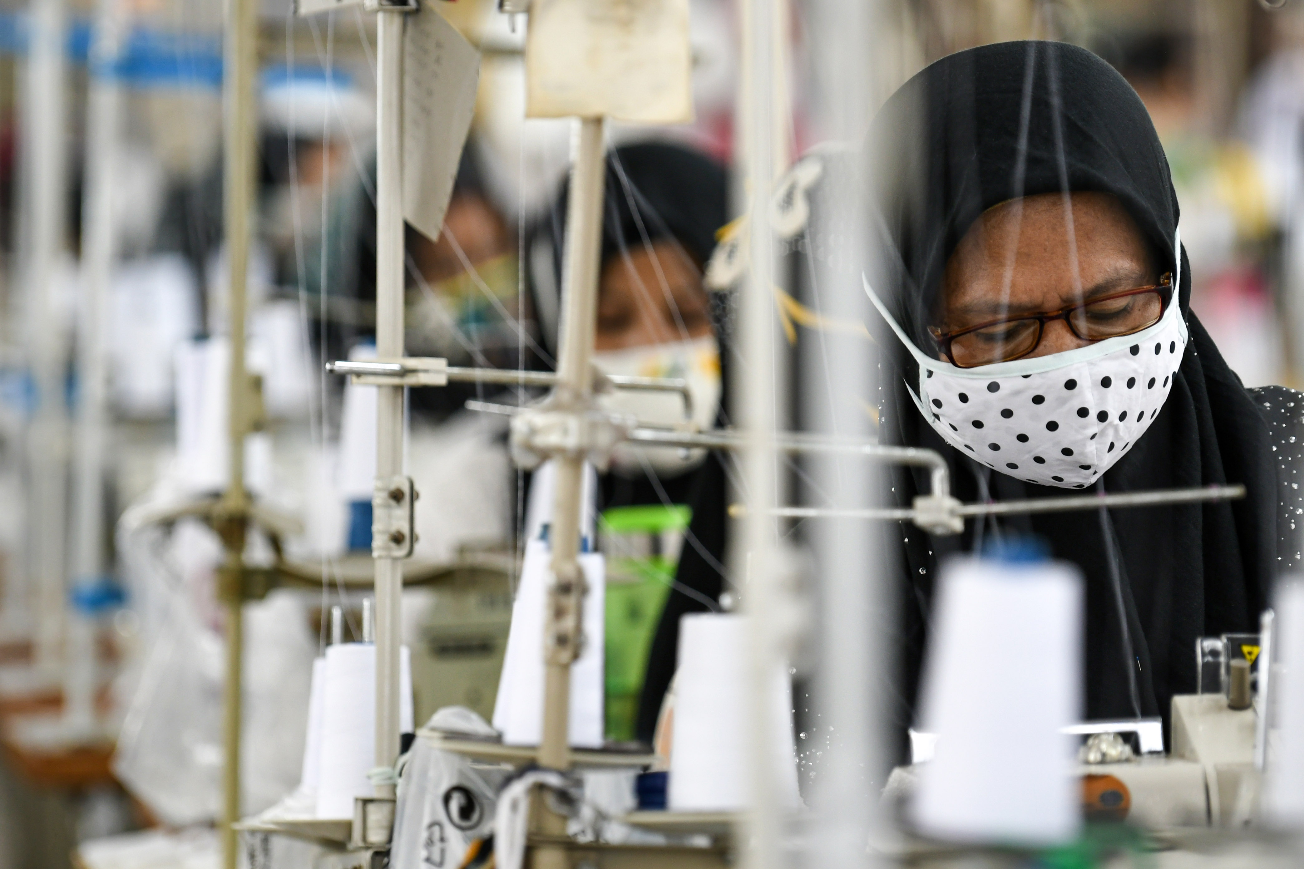 Ilustrasi. Pekerja perempuan memproduksi alat pelindung diri sebuah perusahaan garmen di Jakarta.