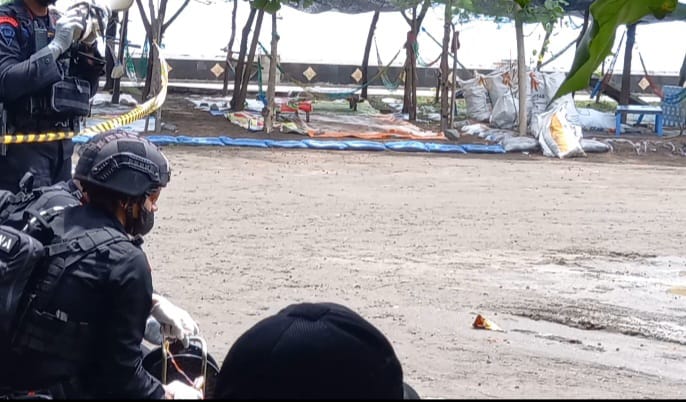 Polres Tegal dan Tim Gegana Polda Jateng melakukan pemusnahan petasan dan potasium