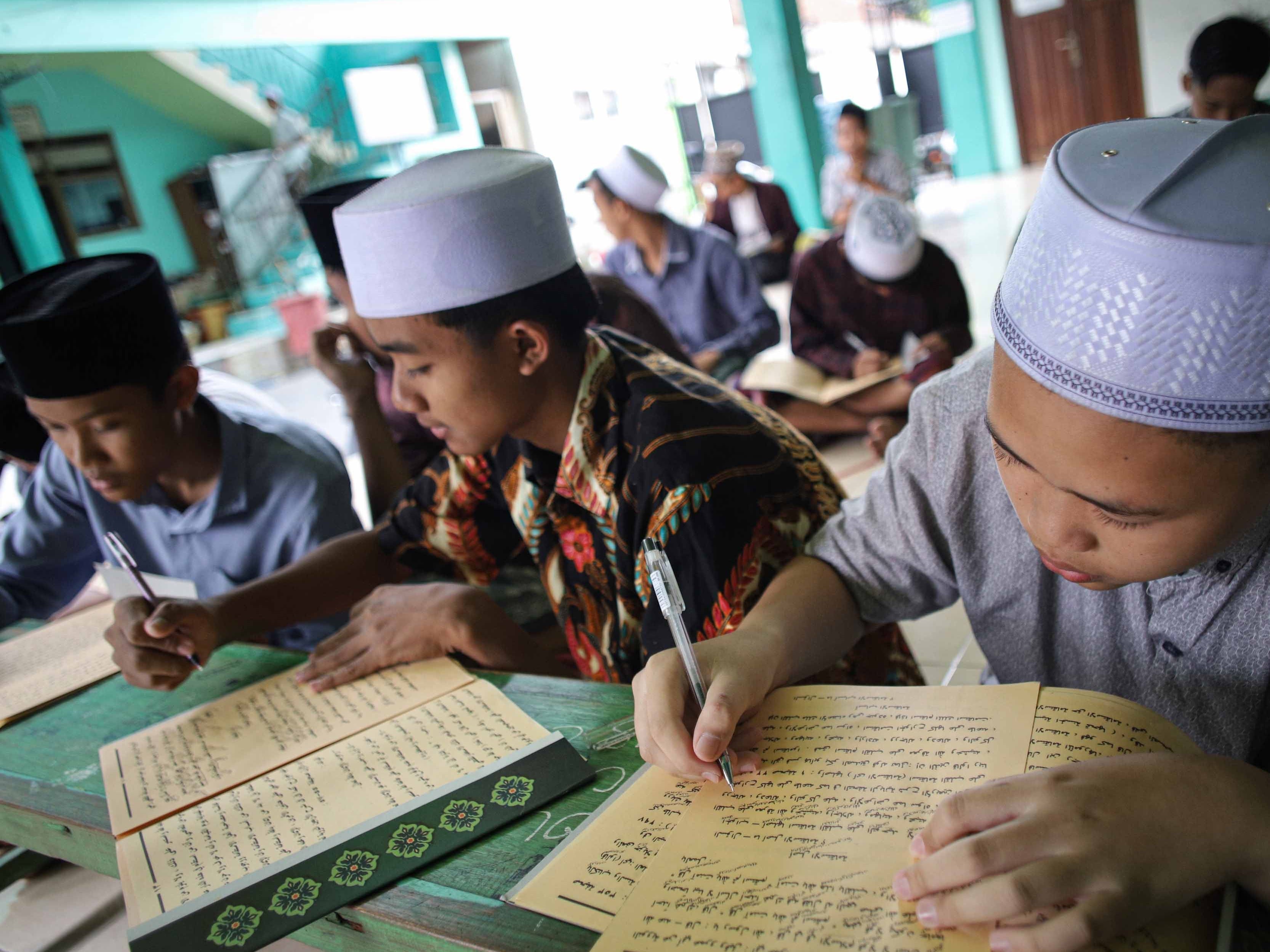 Sejumlah santri mengikuti kajian kitab kuning di Pondok Pesantren Qomaruddin, Gresik, Jawa Timur, Jumat (24/3/2023).