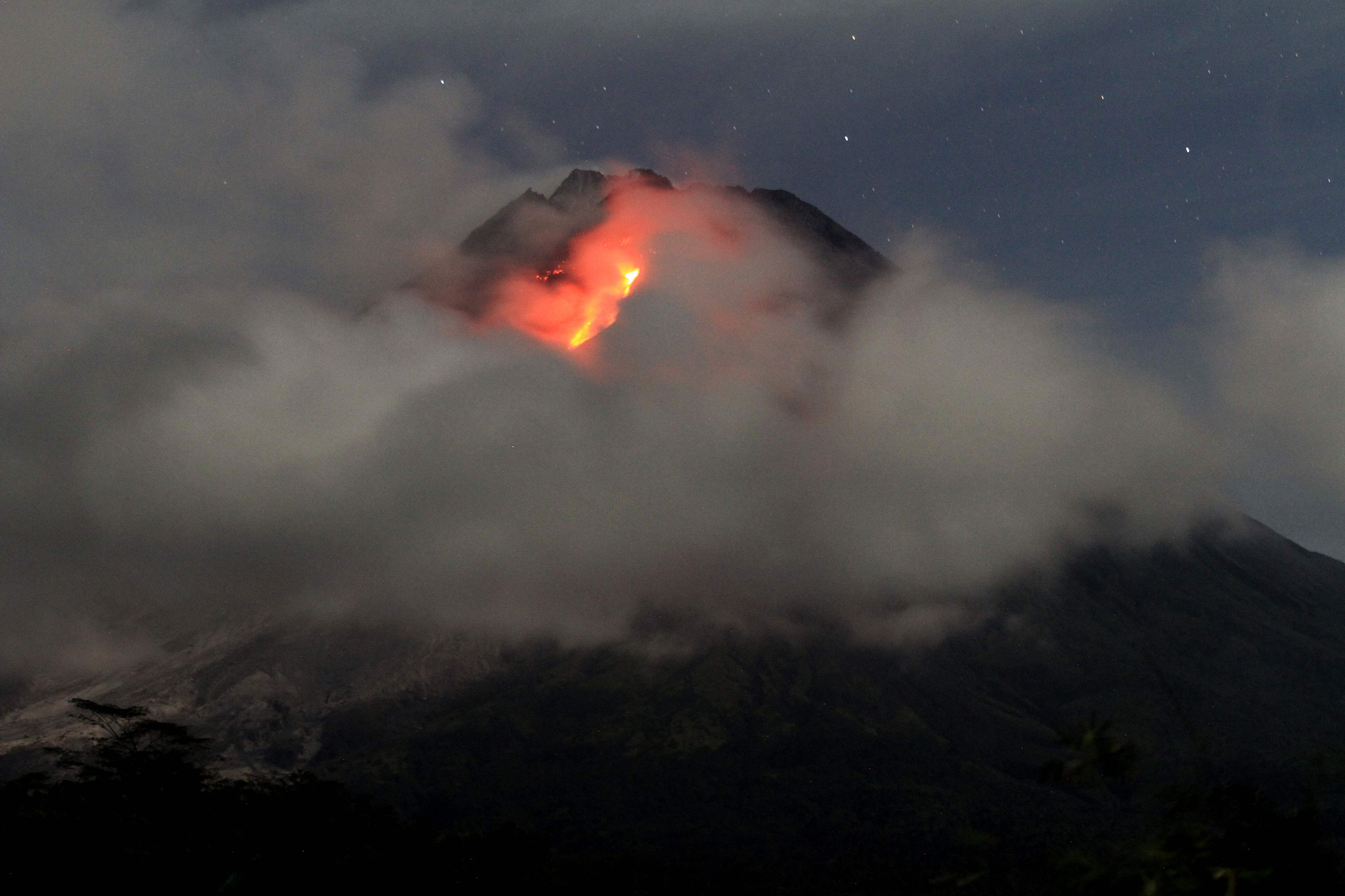 Gunung Merapi memuntahkan lahar, terlihat dari desa Tunggularum di Sleman, Yogyakarta, Senin (13/3/2023)