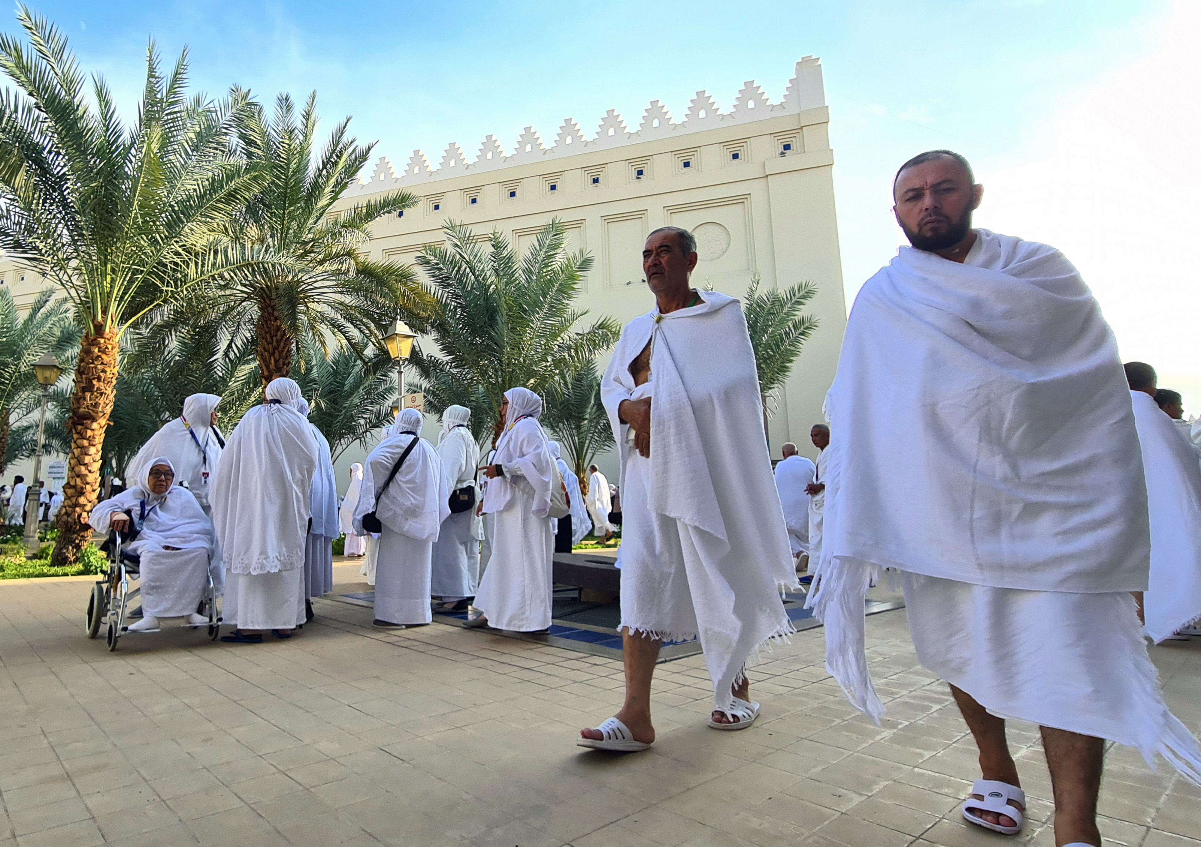 Jemaah haji bersiap menuju Tanah Harom Kota Mekkah seusai melakukan miqat umroh di Masjid Bir Ali, Madinah, Arab Saudi, Rabu (30/11/2022).