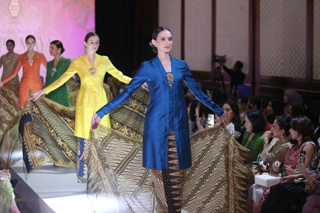 Batik Danar Hadi menggelar 'annual fashion show raya collection' dengan busana modern dengan tema “Puspa Maya
