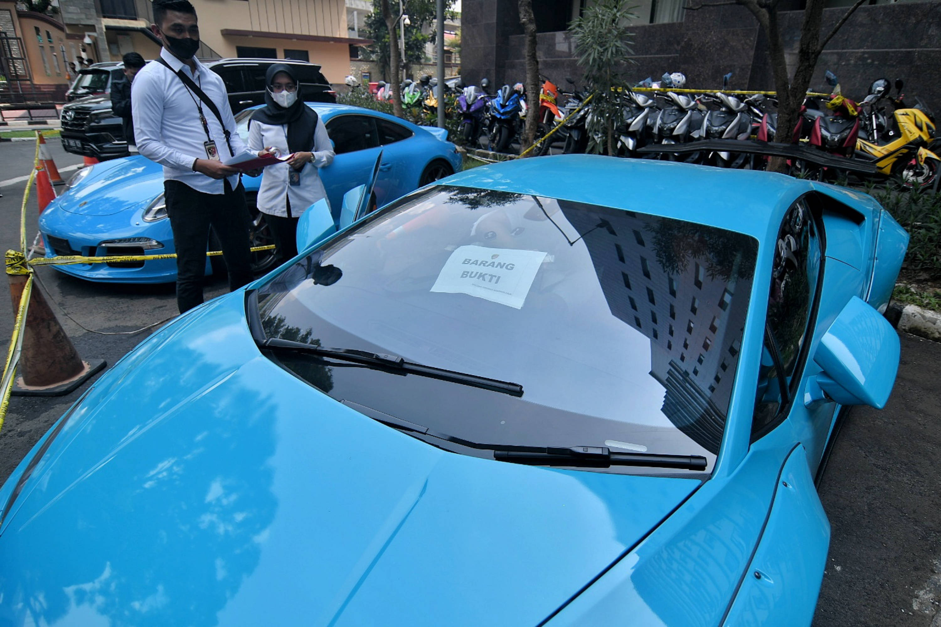 Sejumlah kendaraan milik tersangka kasus binary option Quotex Doni Salmanan terparkir di Bareskrim, Mabes Polri, Jakarta, Senin (14/3/2022)