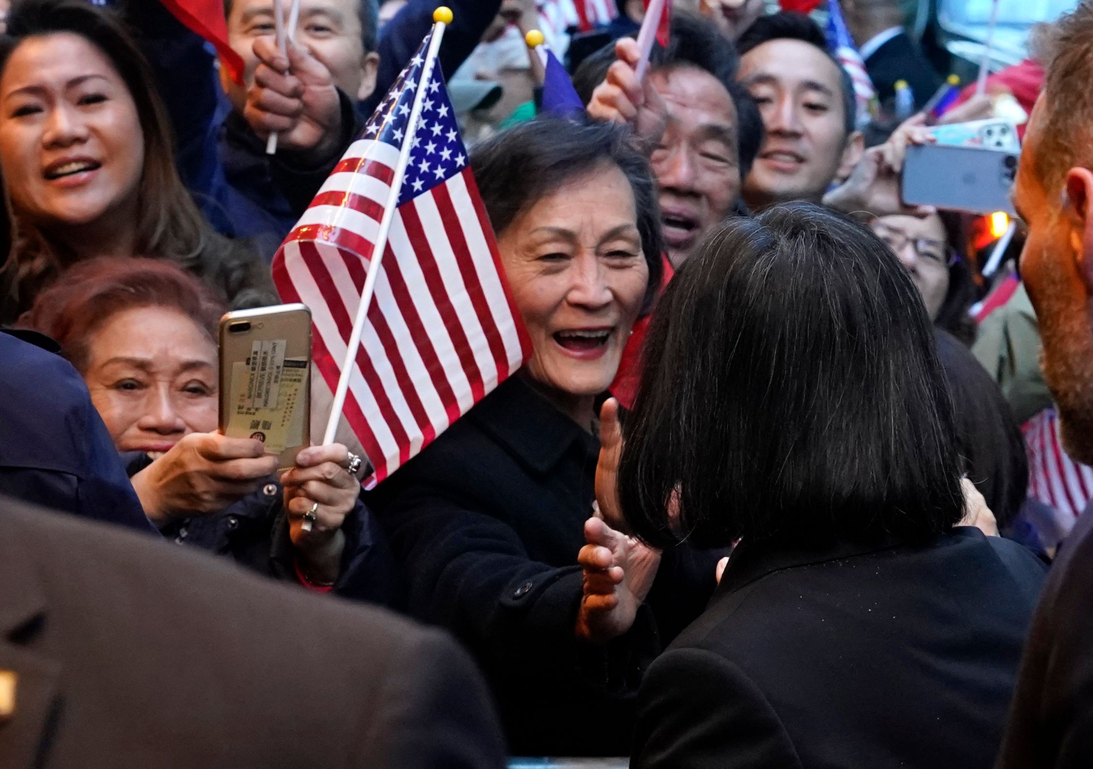 Presiden Taiwan Tsai Ing-wen (tidak menghadap kamera) menyapa pendukungnya di depan hotel tempat dia menginap di New York, AS. 