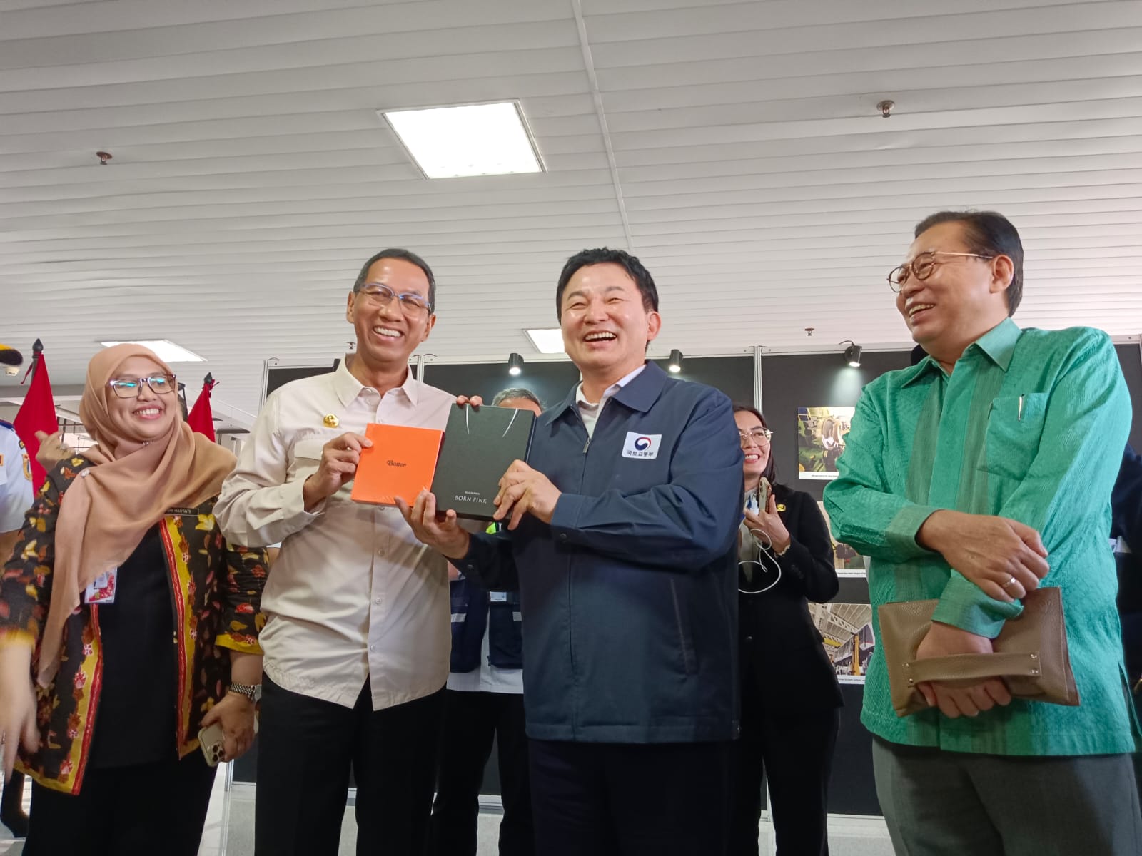 Menteri Pertanahan, Infrastruktur, dan Transportasi Korea Selatan Moon Hee Ryong memberikan cenderamata album BTS dan Blackpink