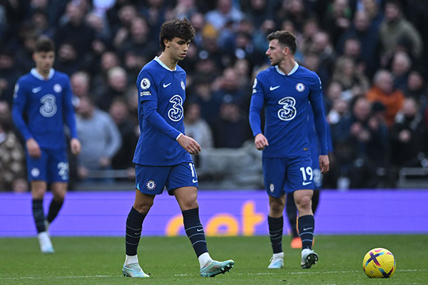Joao felix tertunduk setelah Chelsea kemasukan gol kedua melawan Tottenham Hotspur, 26 Februari lalu.