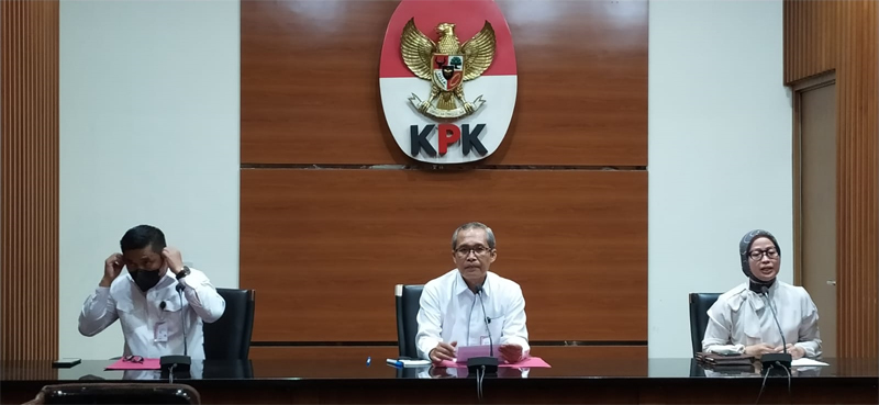 Wakil ketua KPK Alexander Marwata (tengah)
