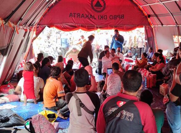 Presiden Jokowi berdialog dengan warga korban kebakaran Depo Pertamina Plumpang di Jakarta Utara, Senin (6/3).  