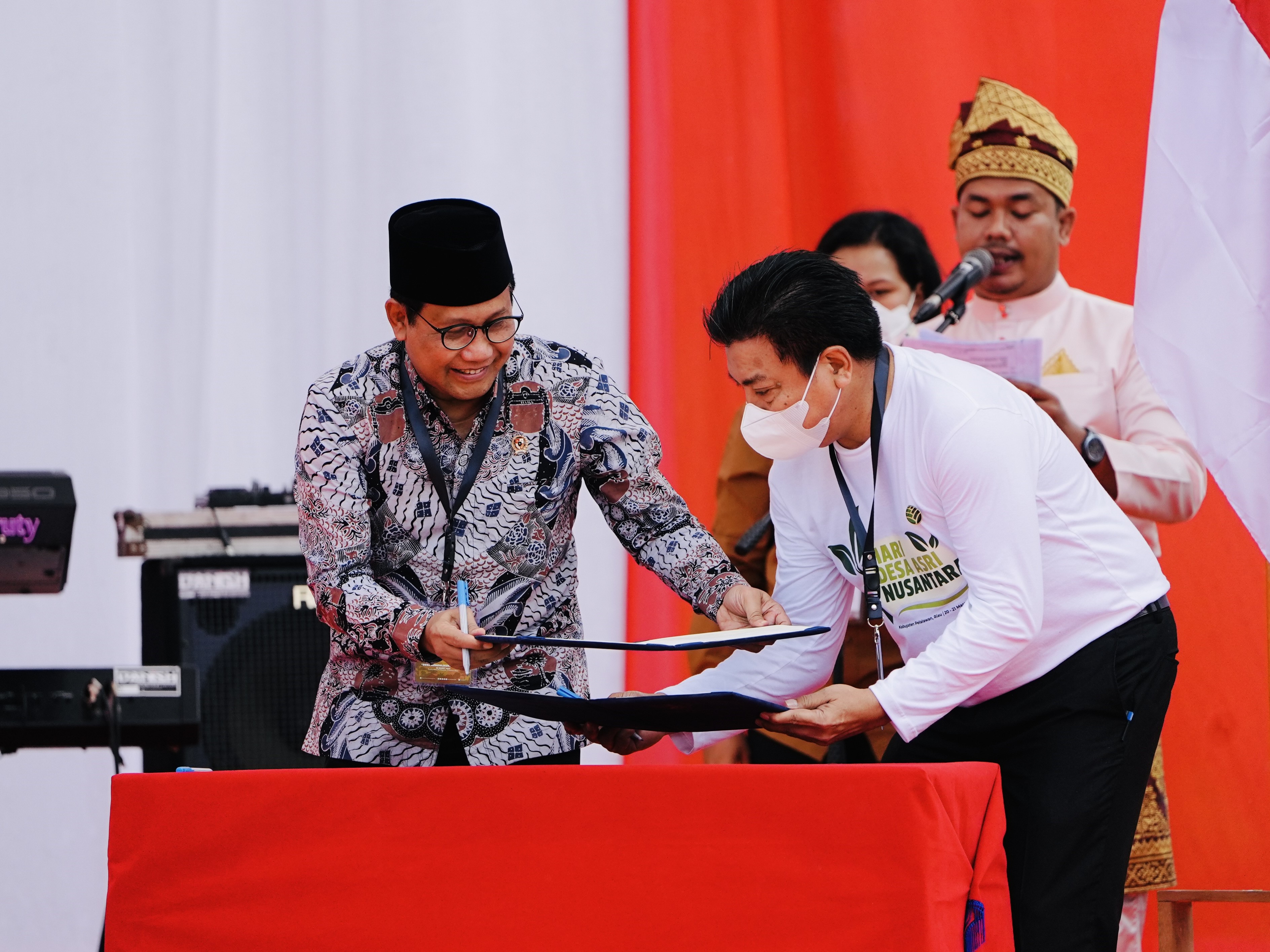 Menteri Desa, Pembangunan Daerah Tertinggal, dan Transmigrasi Abdul Halim Iskandar dan Direktur Utama PT RAPP Sihol Aritonang.