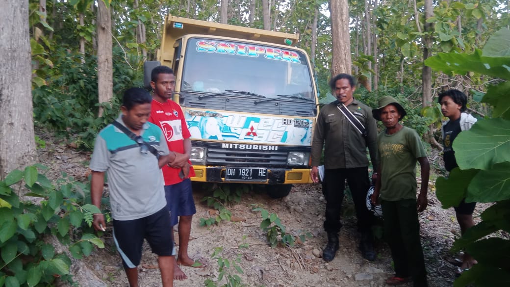 Petugas BKSDA Malaka, Nusa Tenggara Timur (kanan) menangkap dua pelaku illegal logging (kiri) saat beraksi di Kawasan Suaka Margasatwa (SM) 