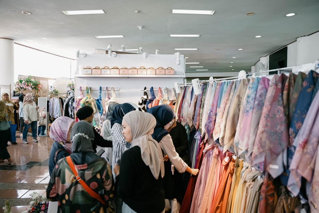 Konsumen mengunjungi booth Alif Modern Wear di Hijab Festival 2023 Sabuga Bandung, Jawa Barat, 2-5 Maret lalu.