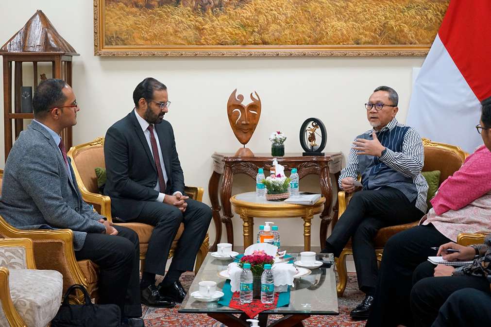 Menteri Perdagangan Indonesia Zulkifli Hasan berbincang dengan pihak Apollo Hospitals.