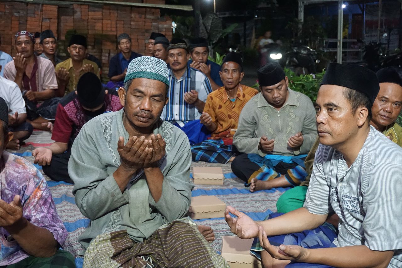 Relawan yang tergabung dalam kelompok Kiai Muda Dukung Ganjar Jatim menggelar kegiatan pelatihan bilal salat jumat, tarawih, Idulfitri, di m