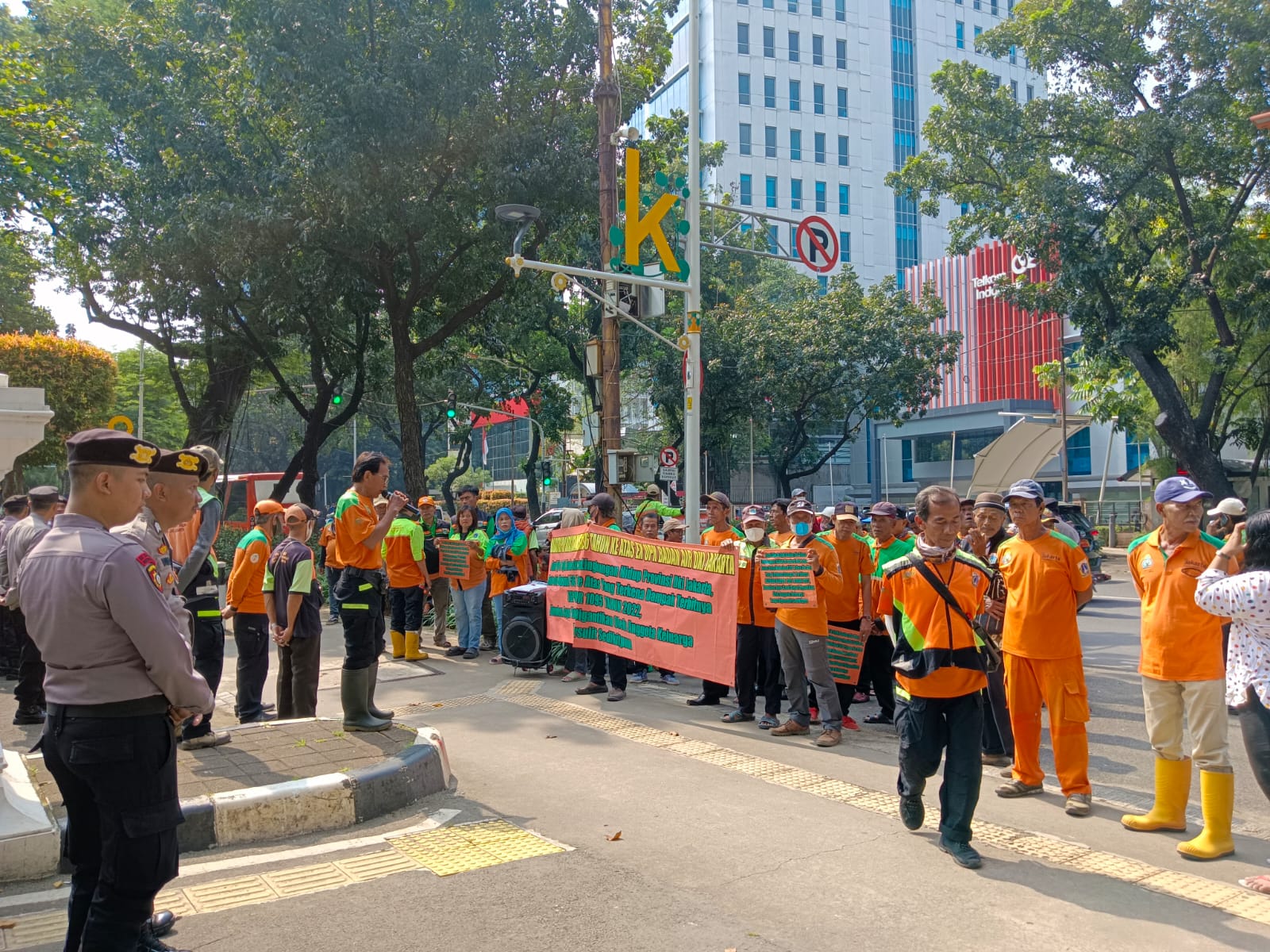 Eks PJLP UPK Badan Air yang diberhentikan karena melewati batasan usia 56 tahun berdemo di depan Gedung DPRD DKI Jakarta, Senin (20/3). 