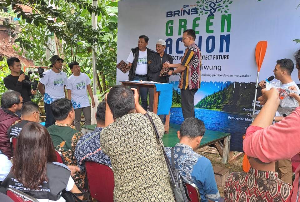 Pemberian bantuan untuk lingkungan pinggir Ciliwung.
