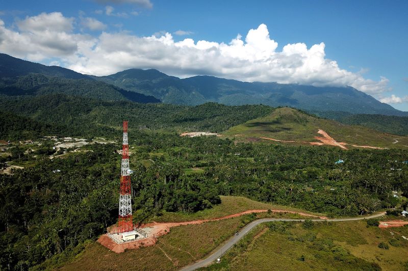 Menara Base Transceiver Station di kawasan perbukitan di Distrik Depapre, Kabupaten Jayapura, Papua.