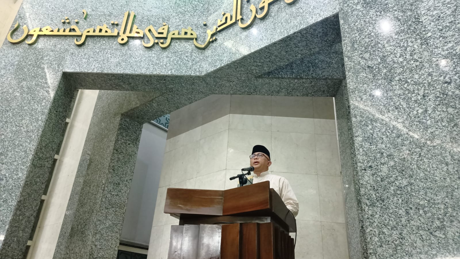 Prof. Dr. M Arskal Salim GP,M.Ag memberikan ceramah di momen Salat Tarawih di Masjid Nursiah Daud Paloh