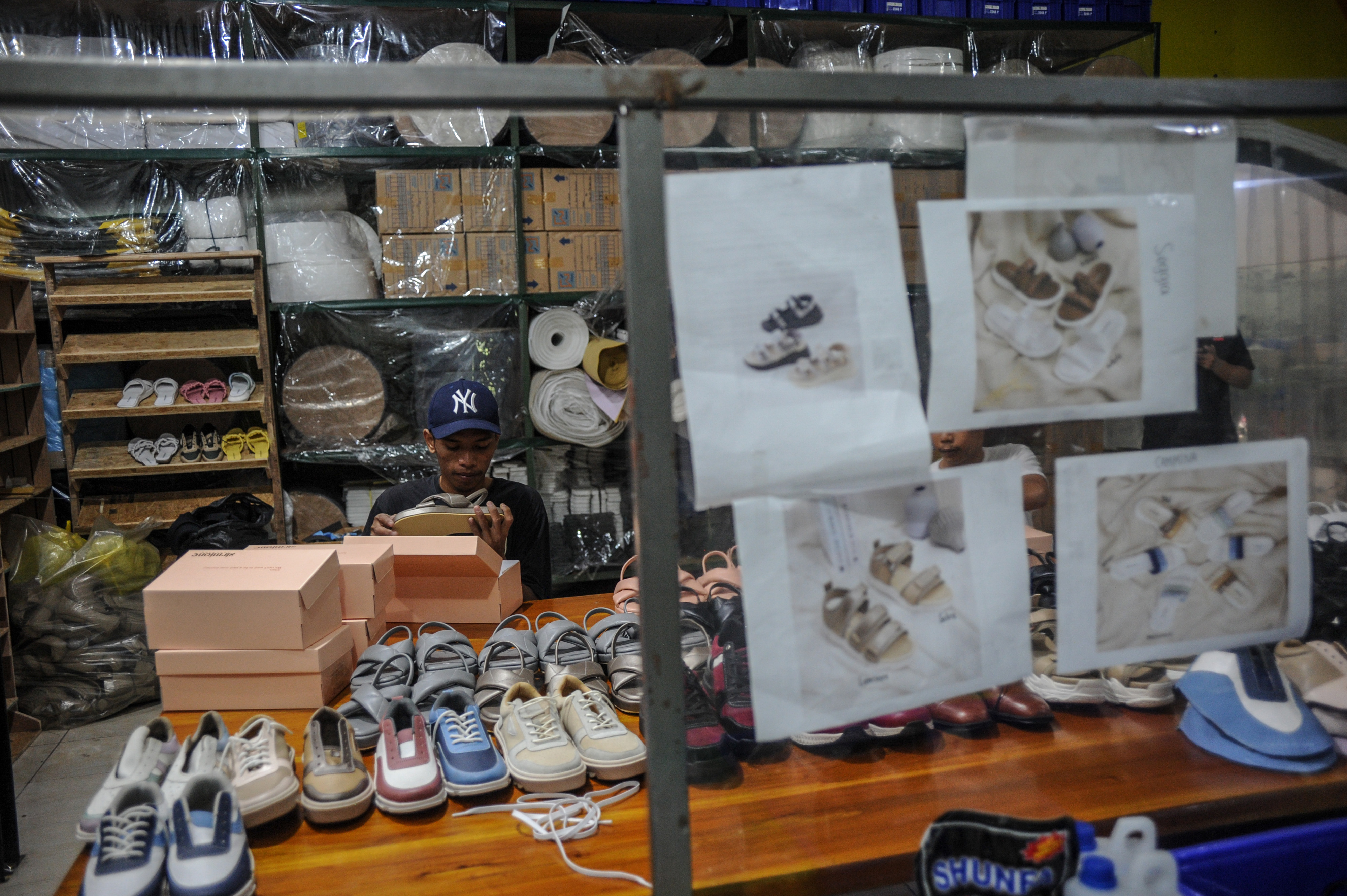 Ilustrasi industri alas kaki, salah satu industri berorientasi ekspor yang boleh melakukan pemangkasan upah pekerja