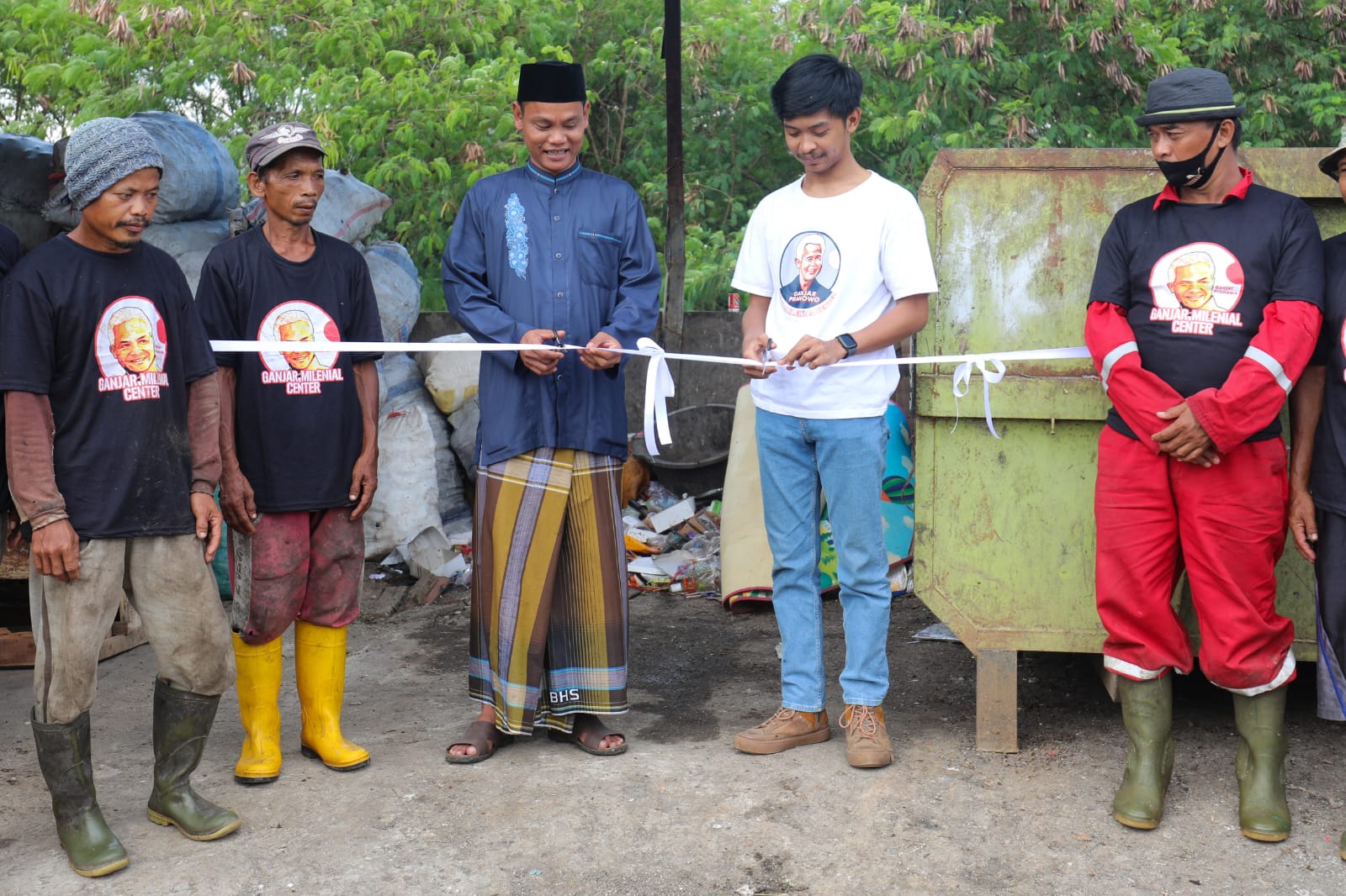 Korwil GMC Jawa Barat, Muhammad Hamdan saat Launching Kegiatan Bank Sampah di Desa Kertawinangun, Kabupaten Cirebon, Jabar, Jumat (10/3)
