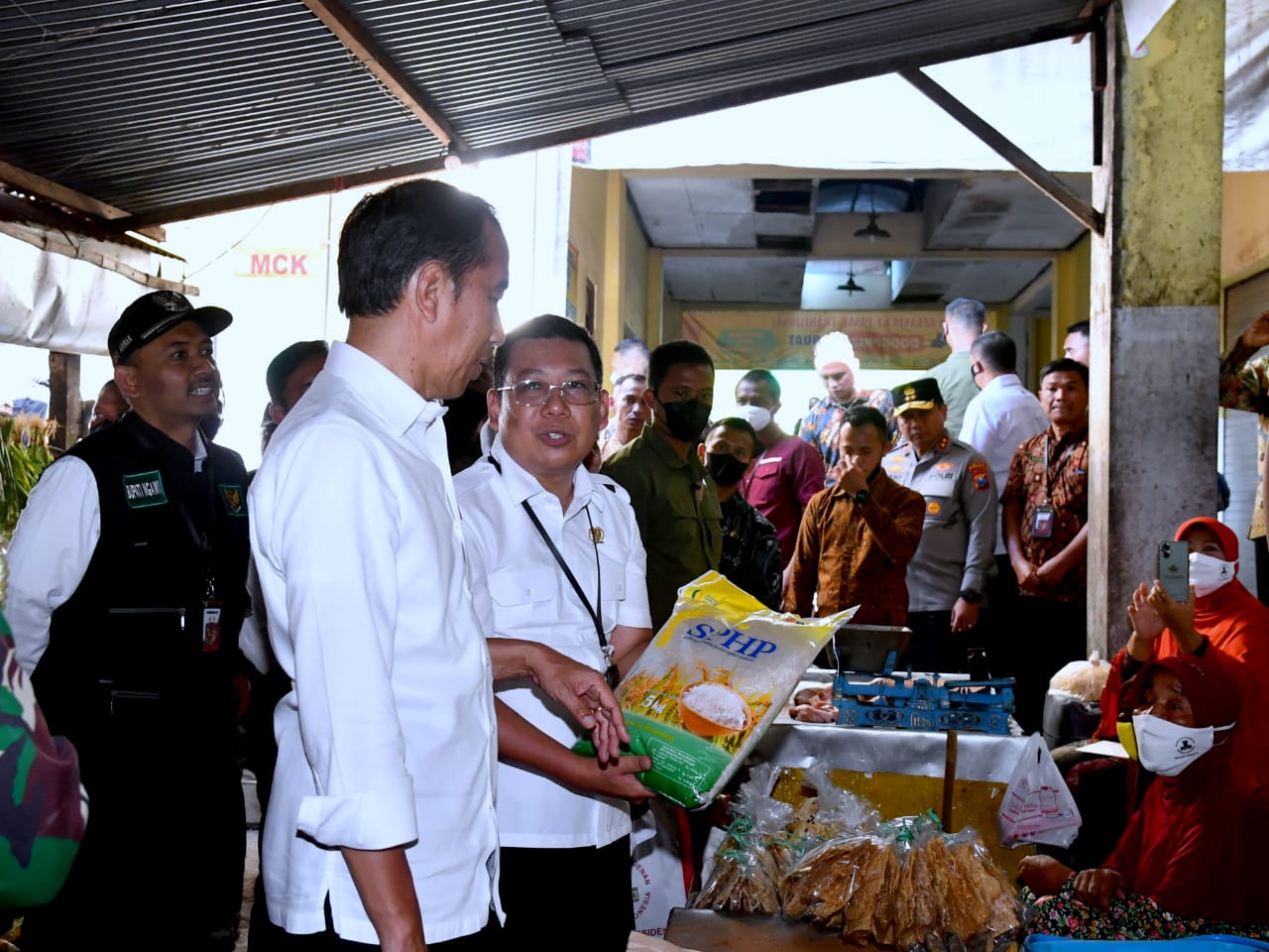 Presiden Jokowi dan Kepa Badan Pangan Nasional Arief Prasetyo menanyakan harga beras Bulog kepada perdagang.