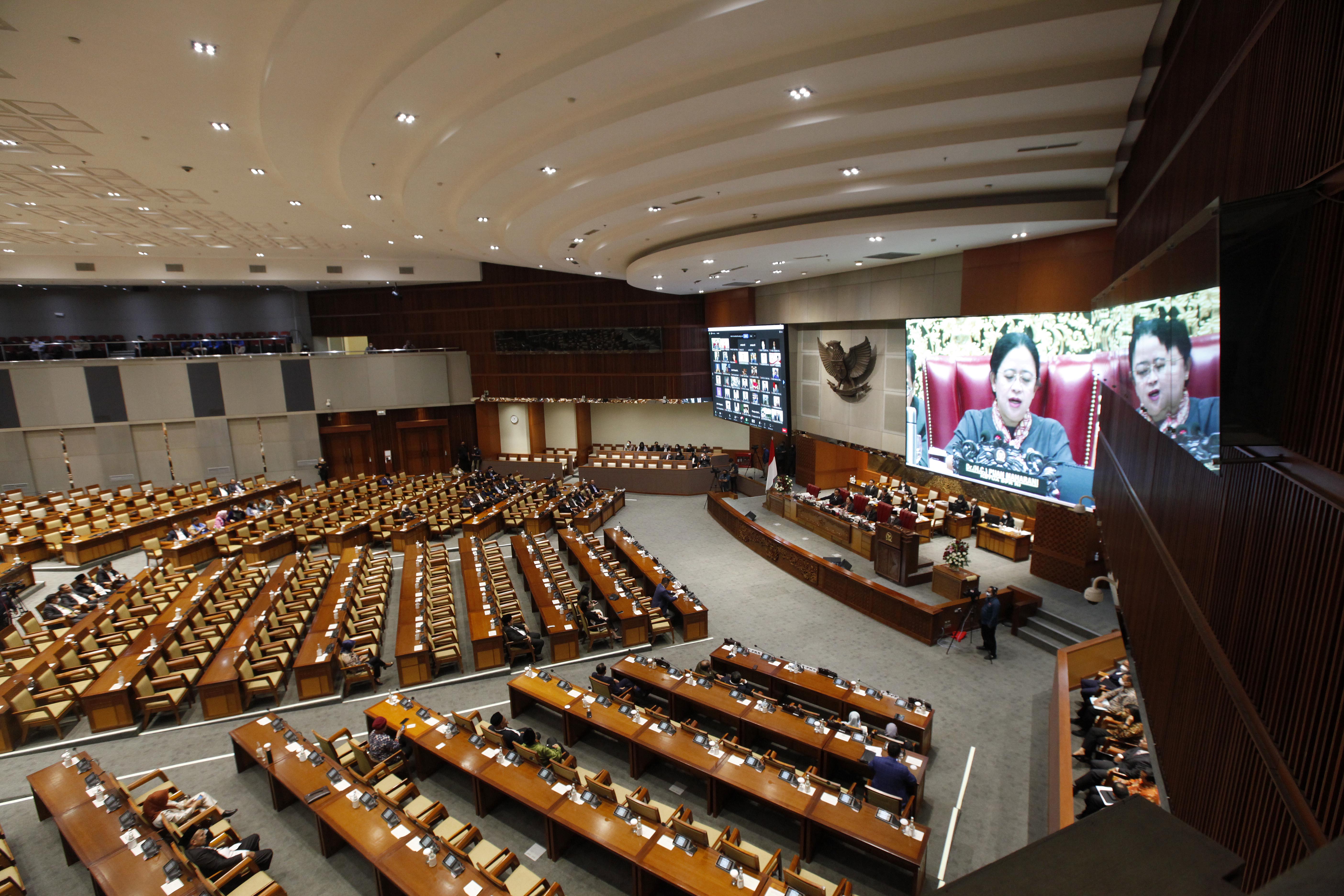 Ketua Dewan Perwakilan Rakyat (DPR) Puan Maharani menyampaikan pidato nya dalam rapat paripurna.