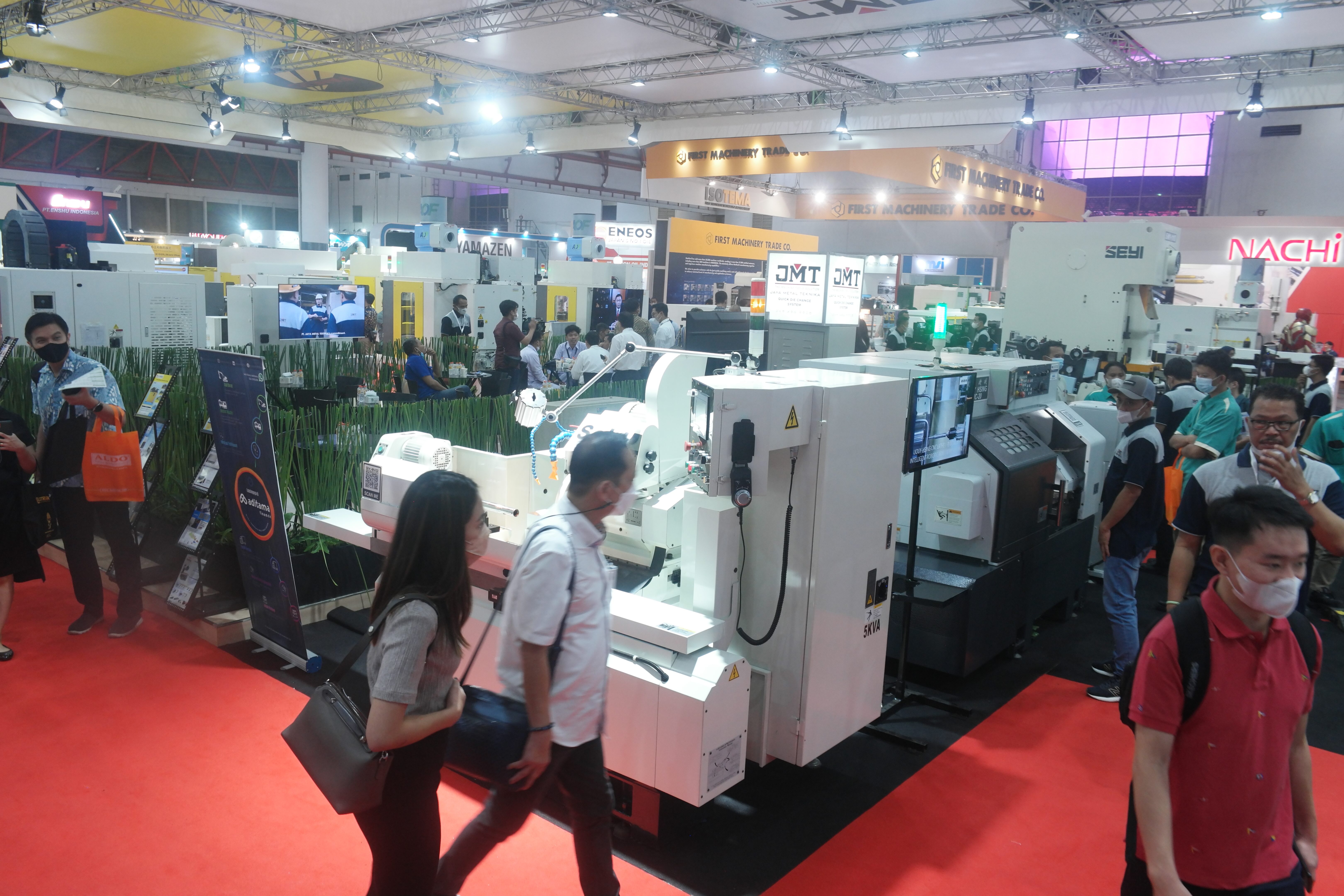 Pengunjung melihat beberapa alat atau mesin dalam industri manufaktur di Jakarta