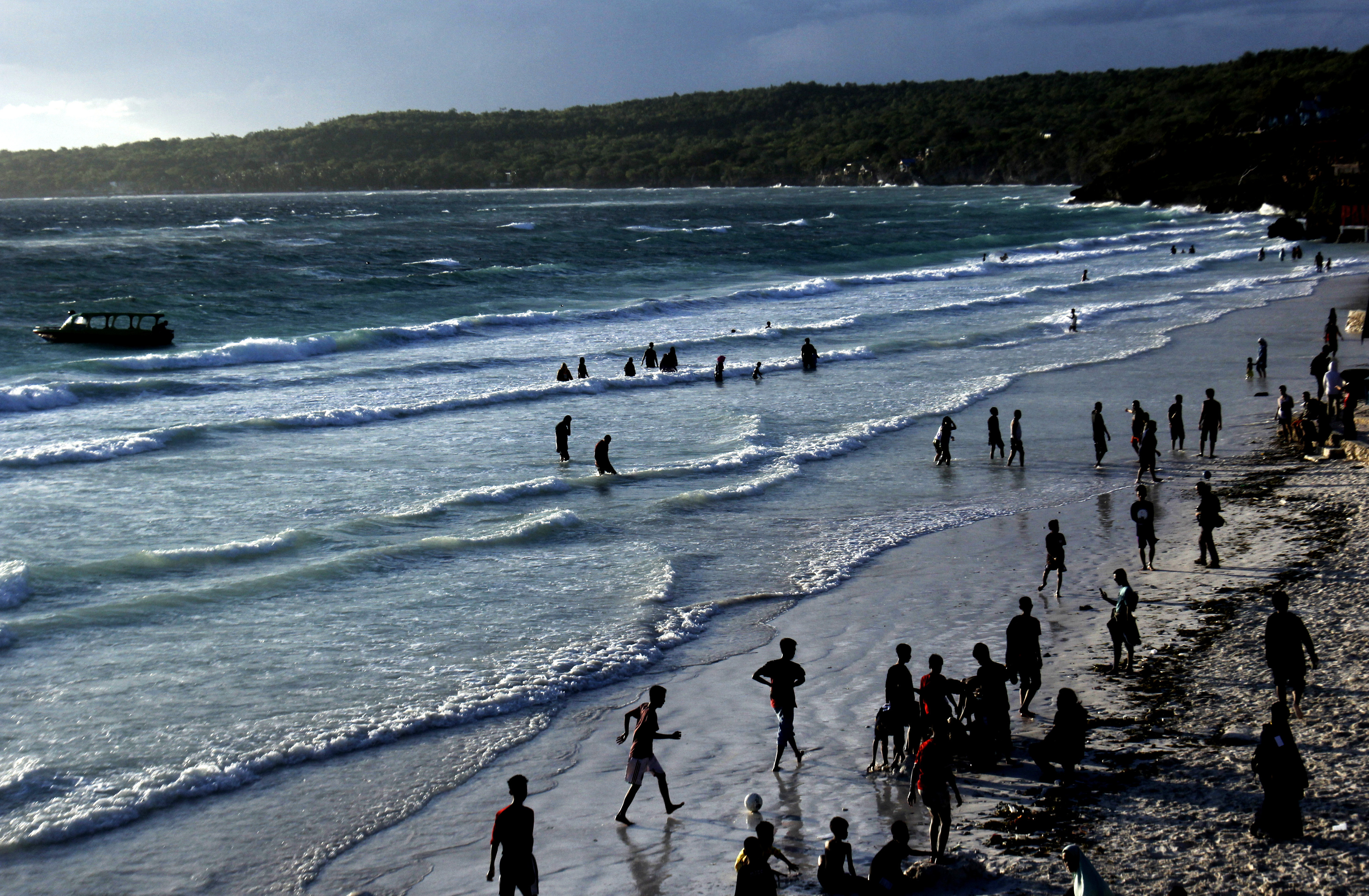 Wisatawan beraktivitas di Pantai Tanjung Bira, Kabupaten Bulukumba, Sulawesi Selatan, Sabtu (10/2/2018). 
