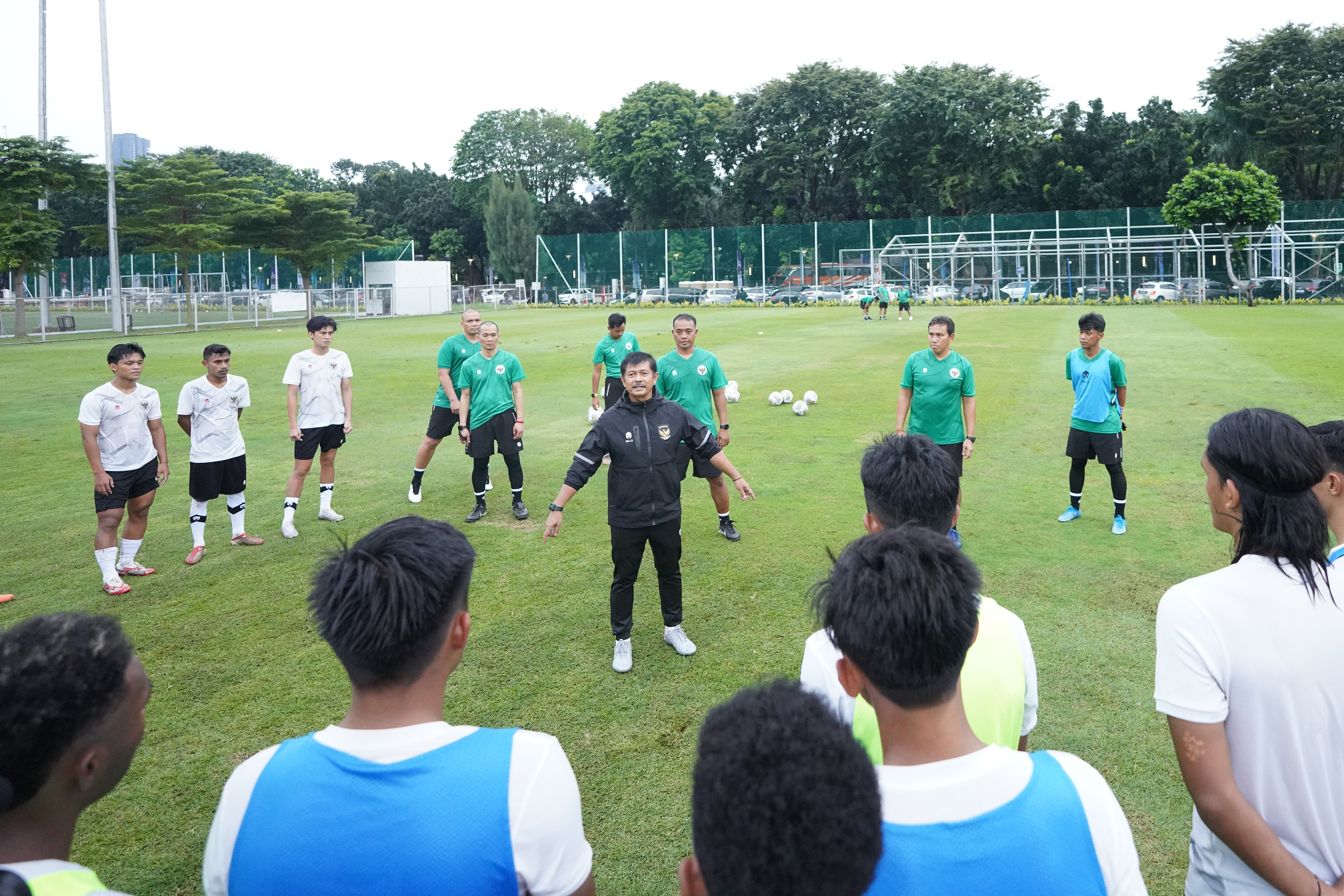 Pelatih Timnas U-22 Indra Sjafri memberikan instruksi kepada pemainnya