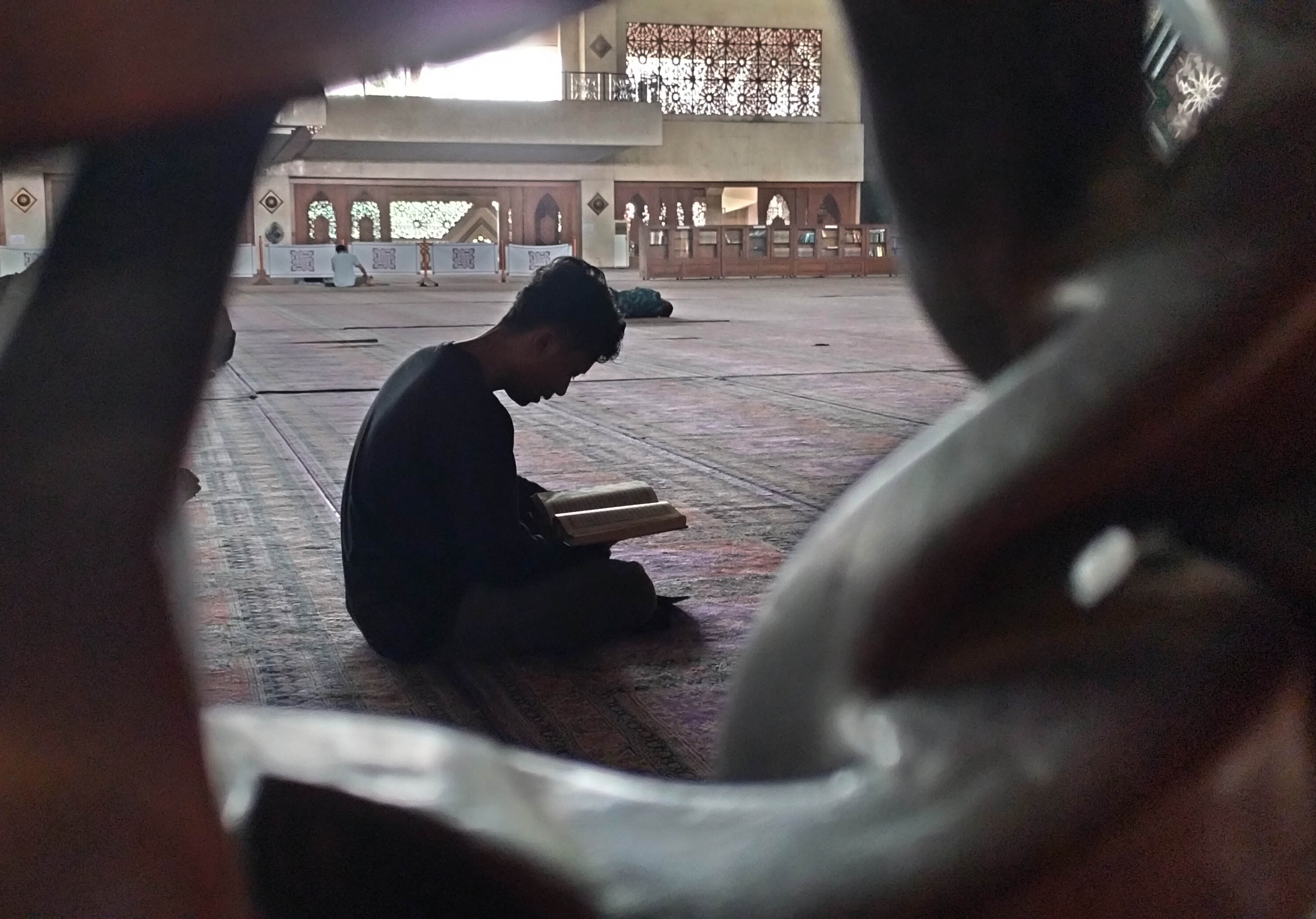 Ilustrasi. Umat Muslim membaca Al-Quran setelah melaksanakan Sholat Zuhur di Masjid AT-Tin, Jakarta Timur, Kamis (23/3).