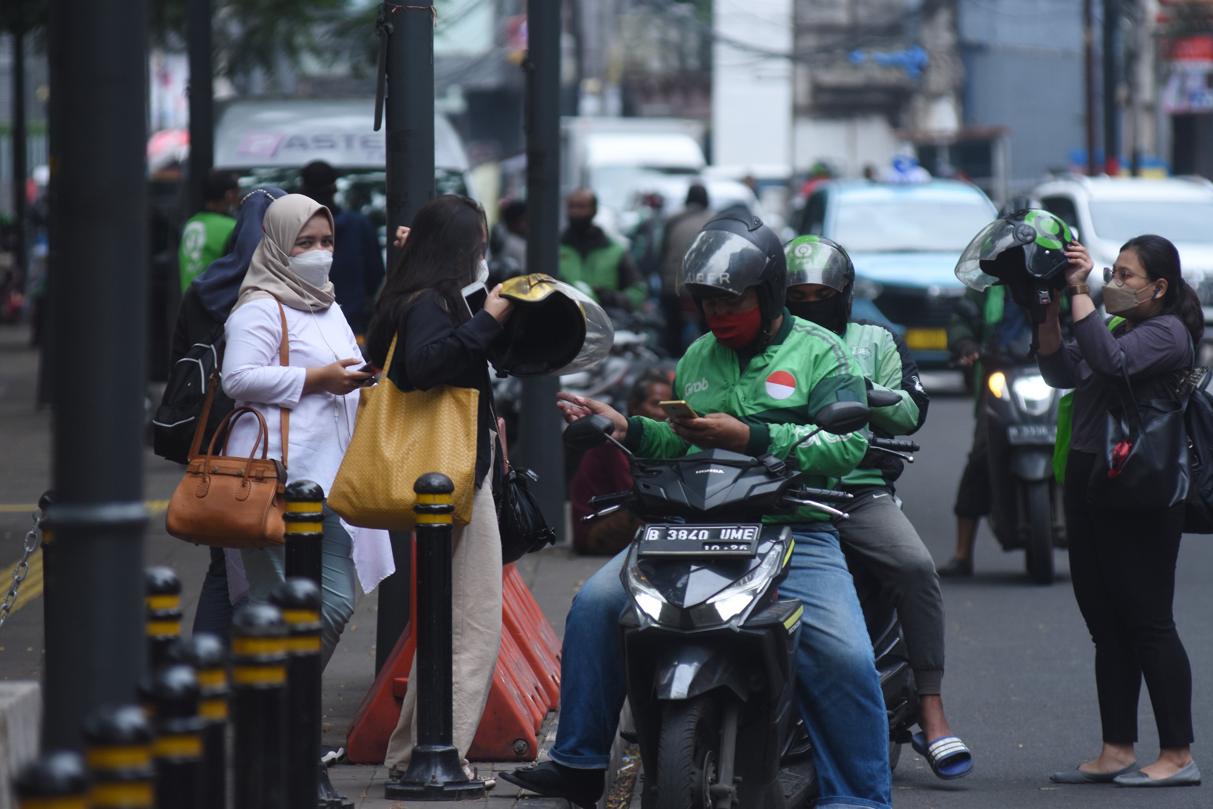 Ilustrasi. Pengemudi ojek online mengangkut penumpang di kawasan Blora, Jakarta.