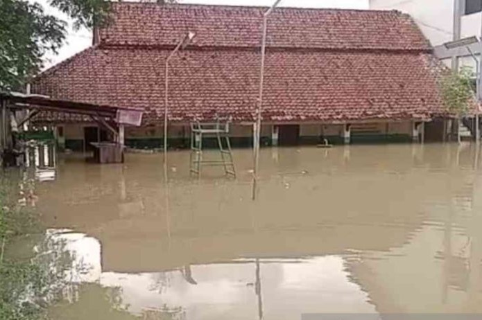 Kondisi SDN 01, 03, 04 Bojongsari, Kecamatan Kedungwaringin, Kabupaten Bekasi, Jawa Barat terendam banjir.